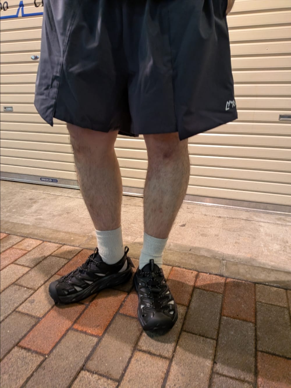 グレー系のその他パンツ、ブラック系のサンダルを着用したメンズの夏コーディネートの3枚目の写真