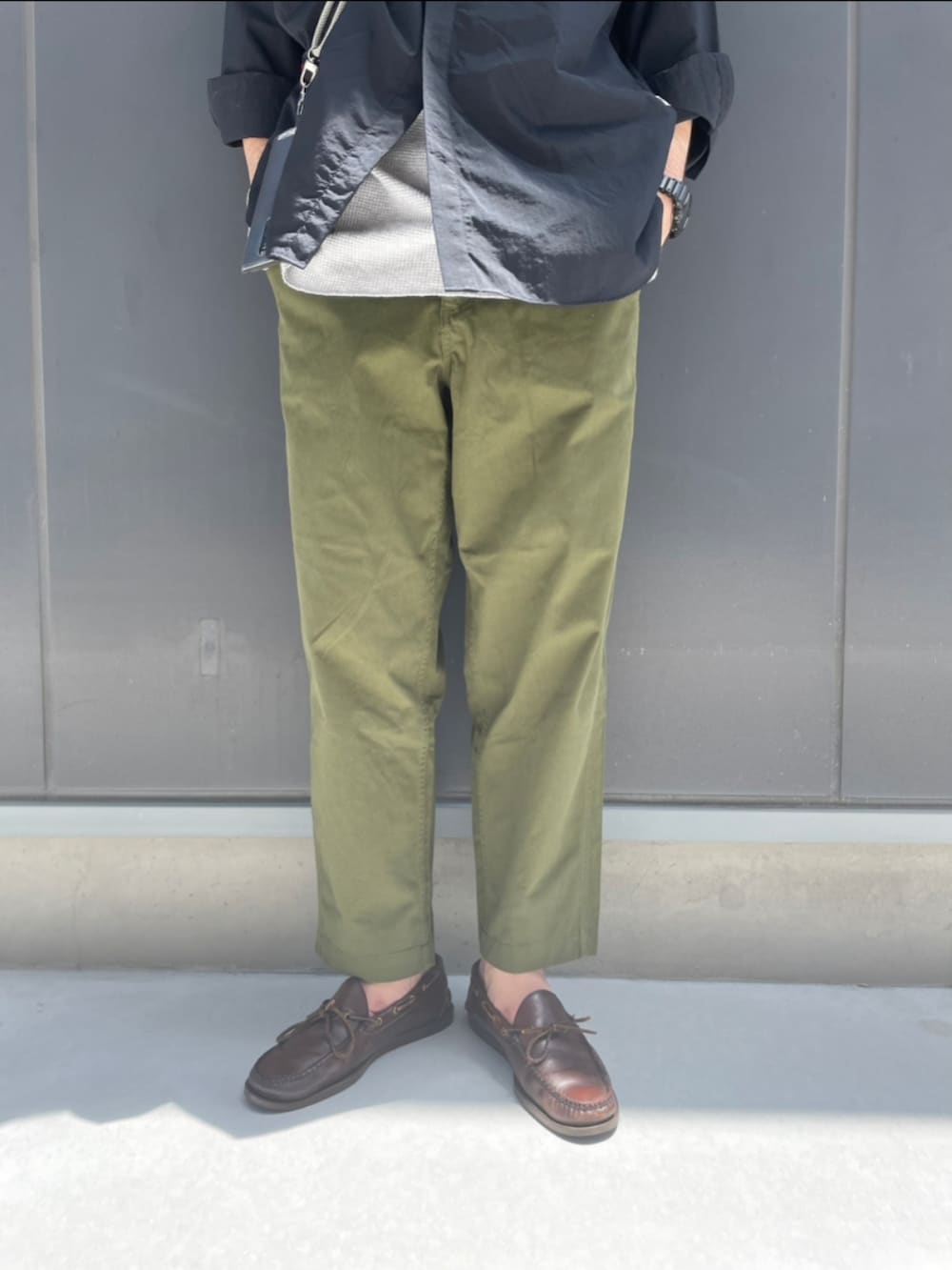 グリーン系のその他パンツ、ブラック系のシャツ/ブラウス、グリーン系のスマホグッズを着用したメンズの夏コーディネートの3枚目の写真