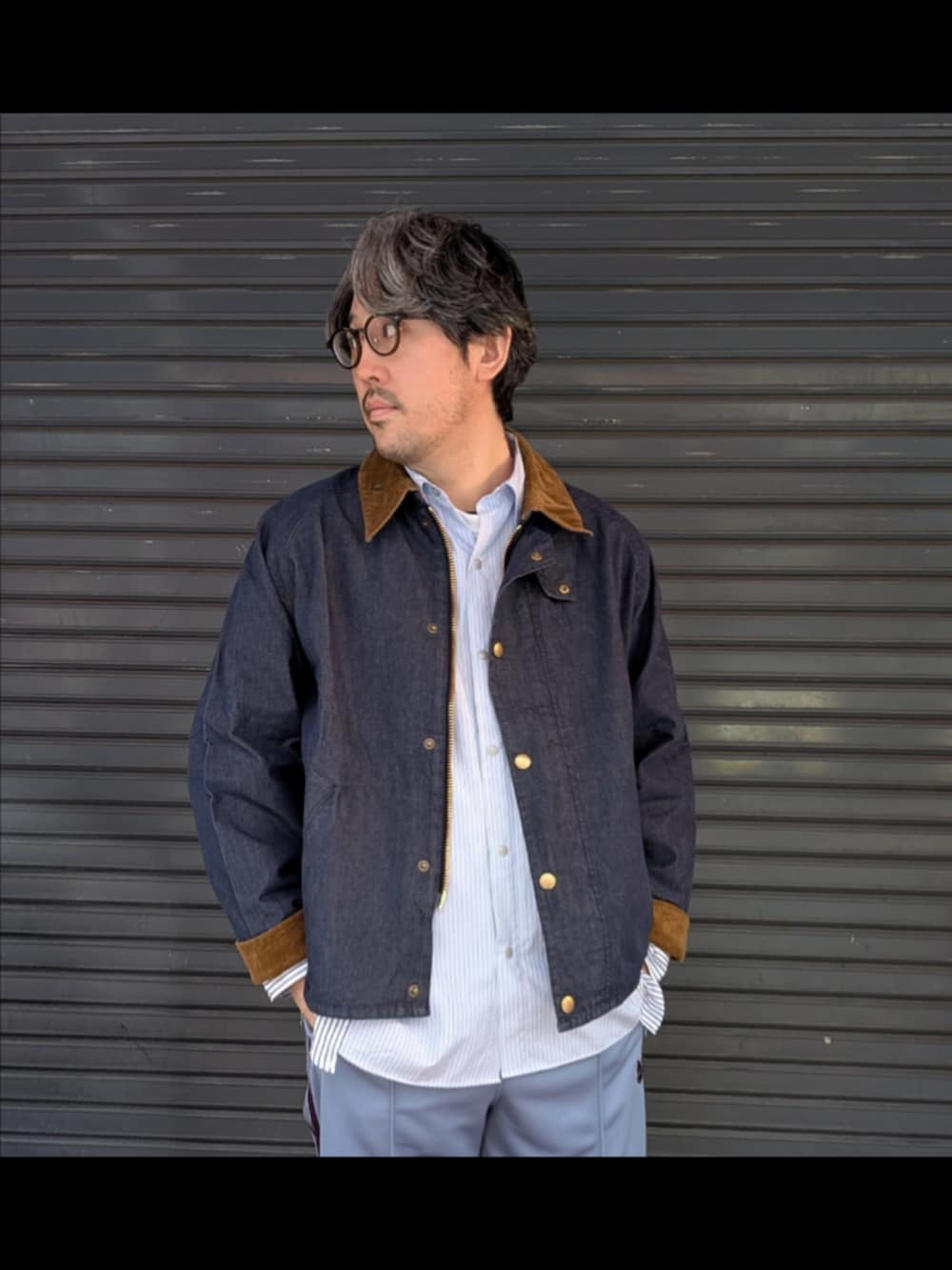 ブルー系のシャツ/ブラウス、その他のデニムジャケットを着用したメンズの春コーディネートの2枚目の写真