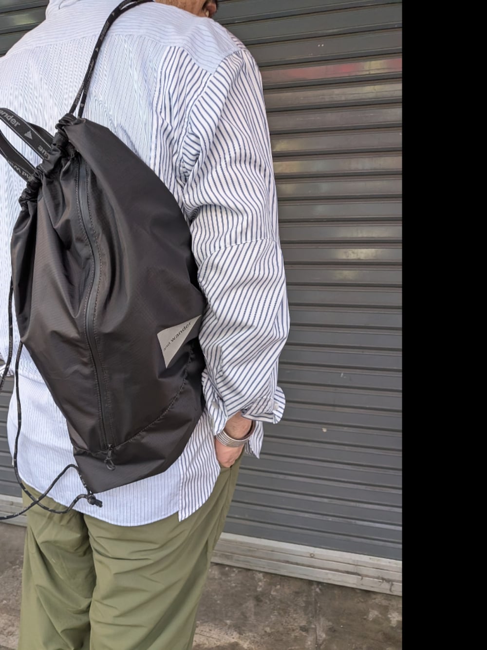 ブルー系のシャツ/ブラウス、グリーン系のその他パンツ、ブラック系のサンダルを着用したメンズの春コーディネートの3枚目の写真