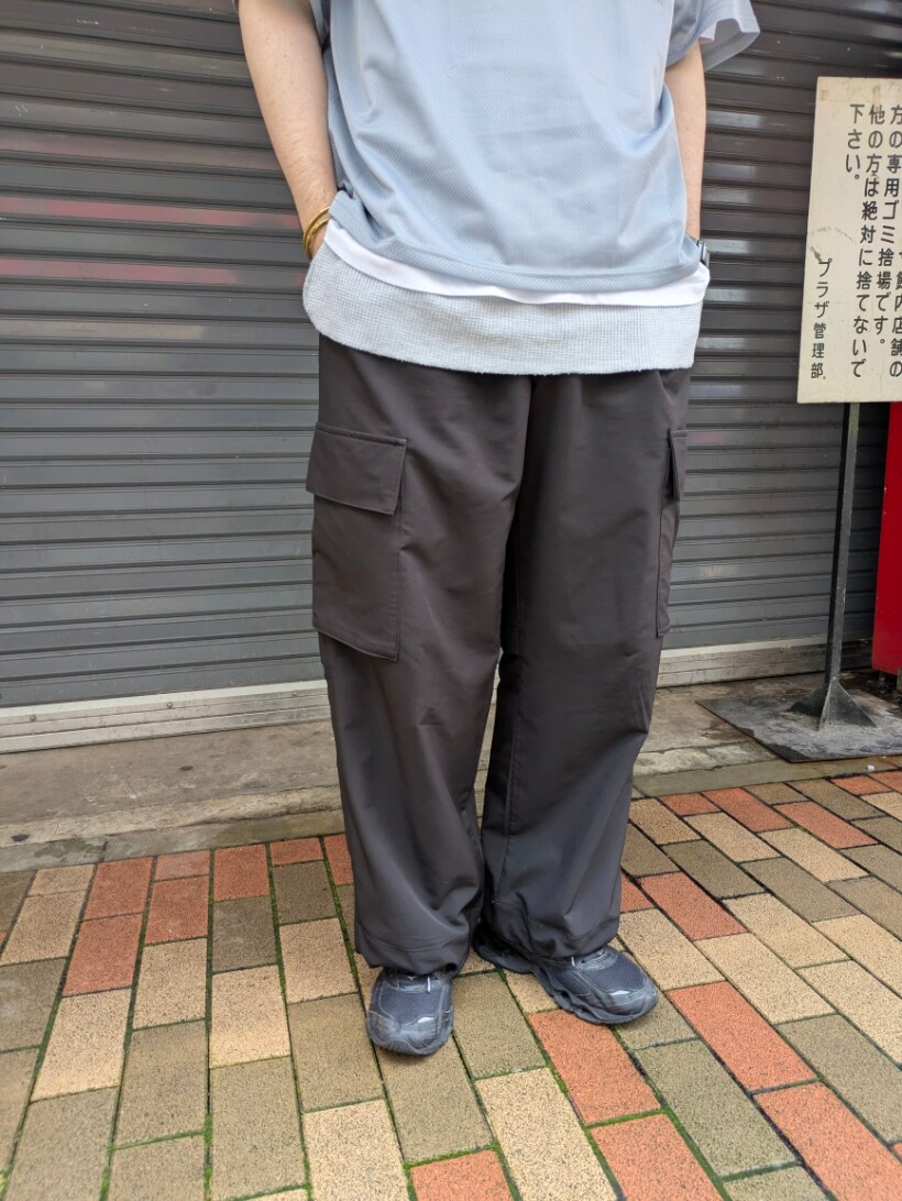 グレー系のTシャツ/カットソー、ブラック系のカーゴパンツを着用したメンズの夏コーディネートの3枚目の写真