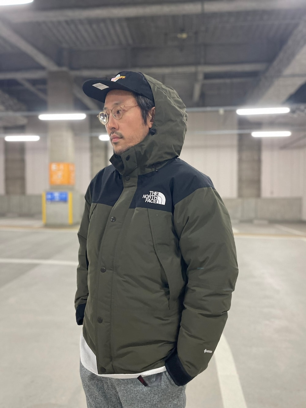 グレー系のTシャツ/カットソー、グレー系のスウェットパンツ、グレー系のスウェットパンツを着用したメンズの冬コーディネートの2枚目の写真