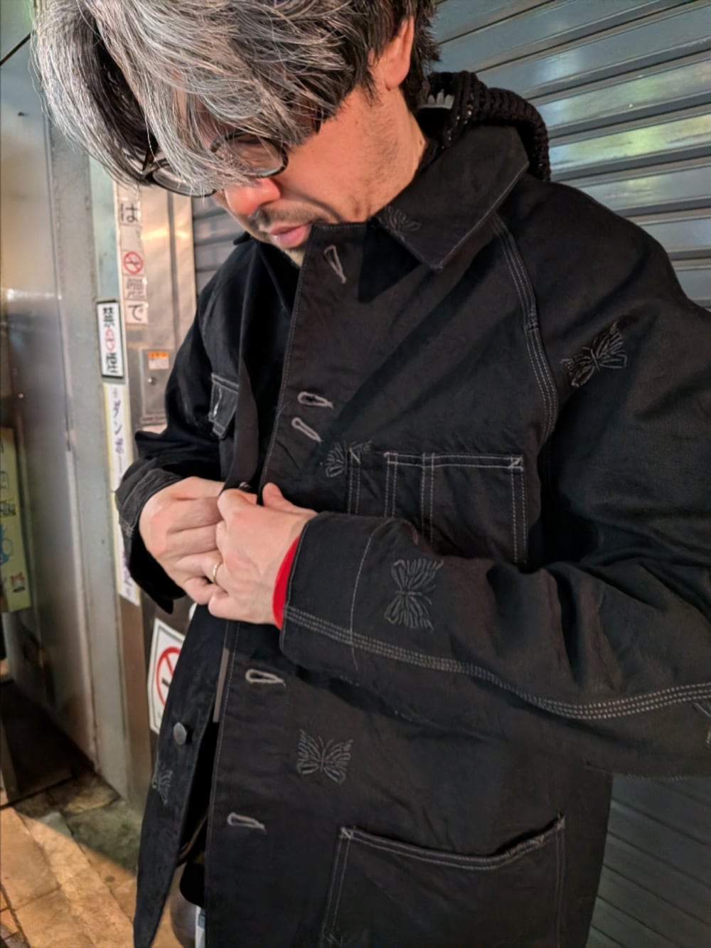 ブラック系のパーカー、グレー系のカーゴパンツを着用したメンズの春コーディネートの4枚目の写真