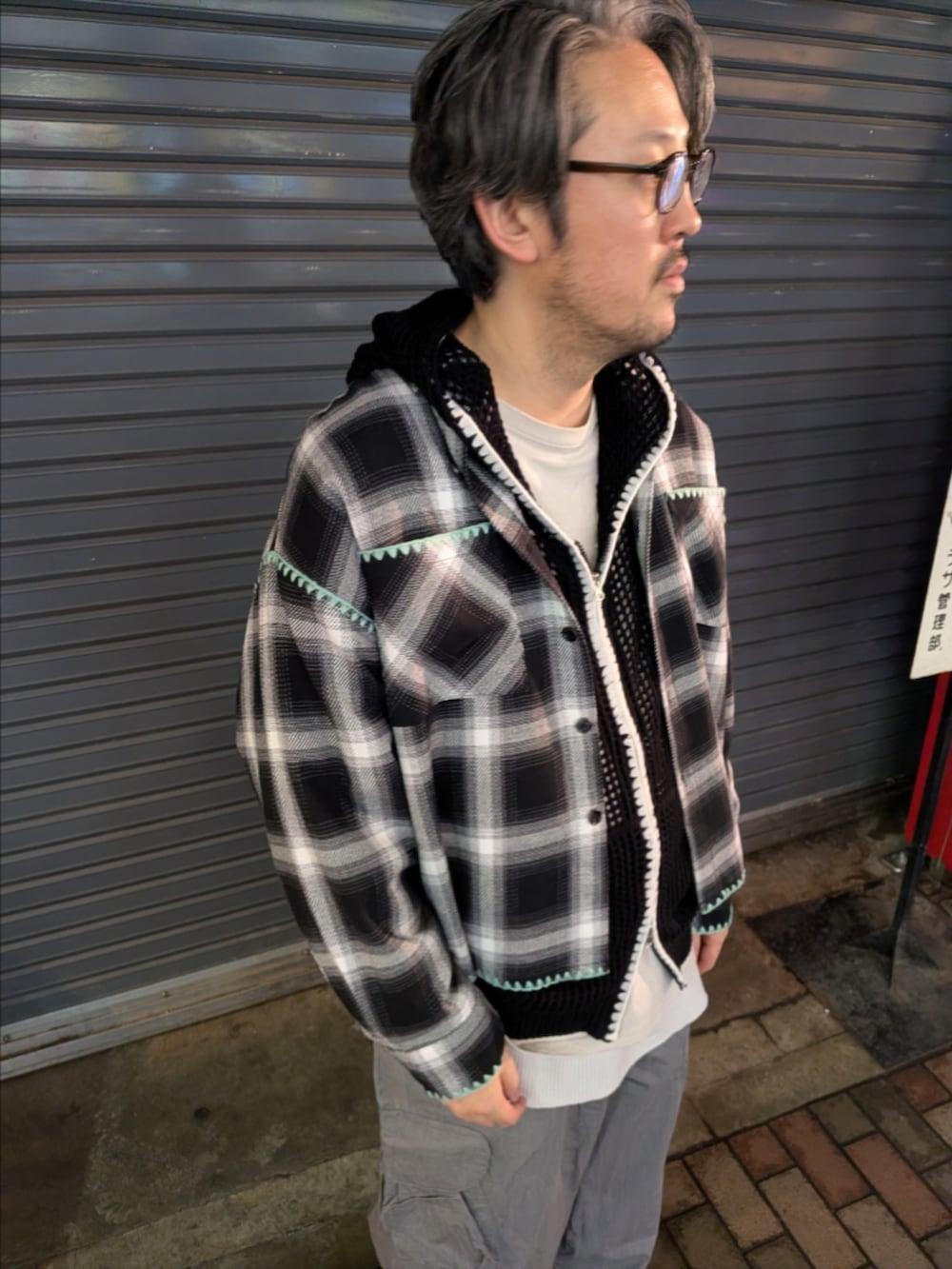 ブラック系のパーカー、ホワイト系のシャツ/ブラウスを着用したメンズの冬コーディネートの2枚目の写真