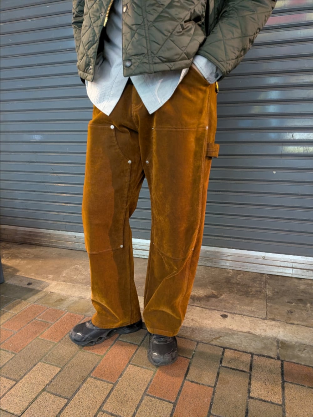その他のその他アウター、グレー系のシャツ/ブラウス、ブラウン系のデニムパンツを着用したメンズの秋コーディネートの3枚目の写真
