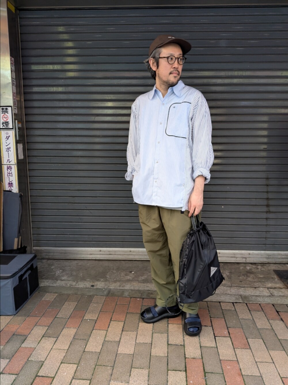 ブルー系のシャツ/ブラウス、グリーン系のその他パンツ、ブラック系のサンダルを着用したメンズの春コーディネートの5枚目の写真