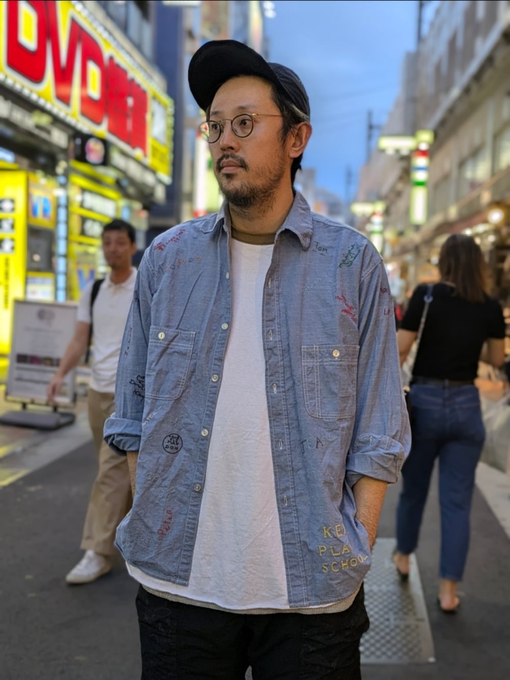 ブラック系のその他パンツ、ブラウン系のTシャツ/カットソー、ブルー系のシャツ/ブラウスを着用したメンズの夏コーディネートの2枚目の写真