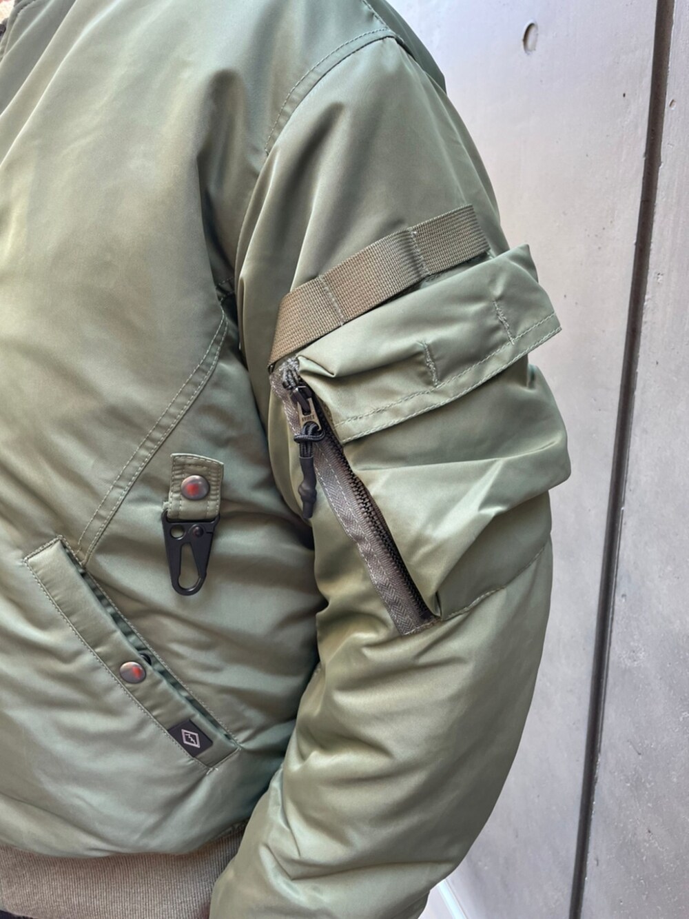 グリーン系のMA-1、ブラウン系のスウェットパンツ、グリーン系のTシャツ/カットソーを着用したメンズの秋コーディネートの2枚目の写真