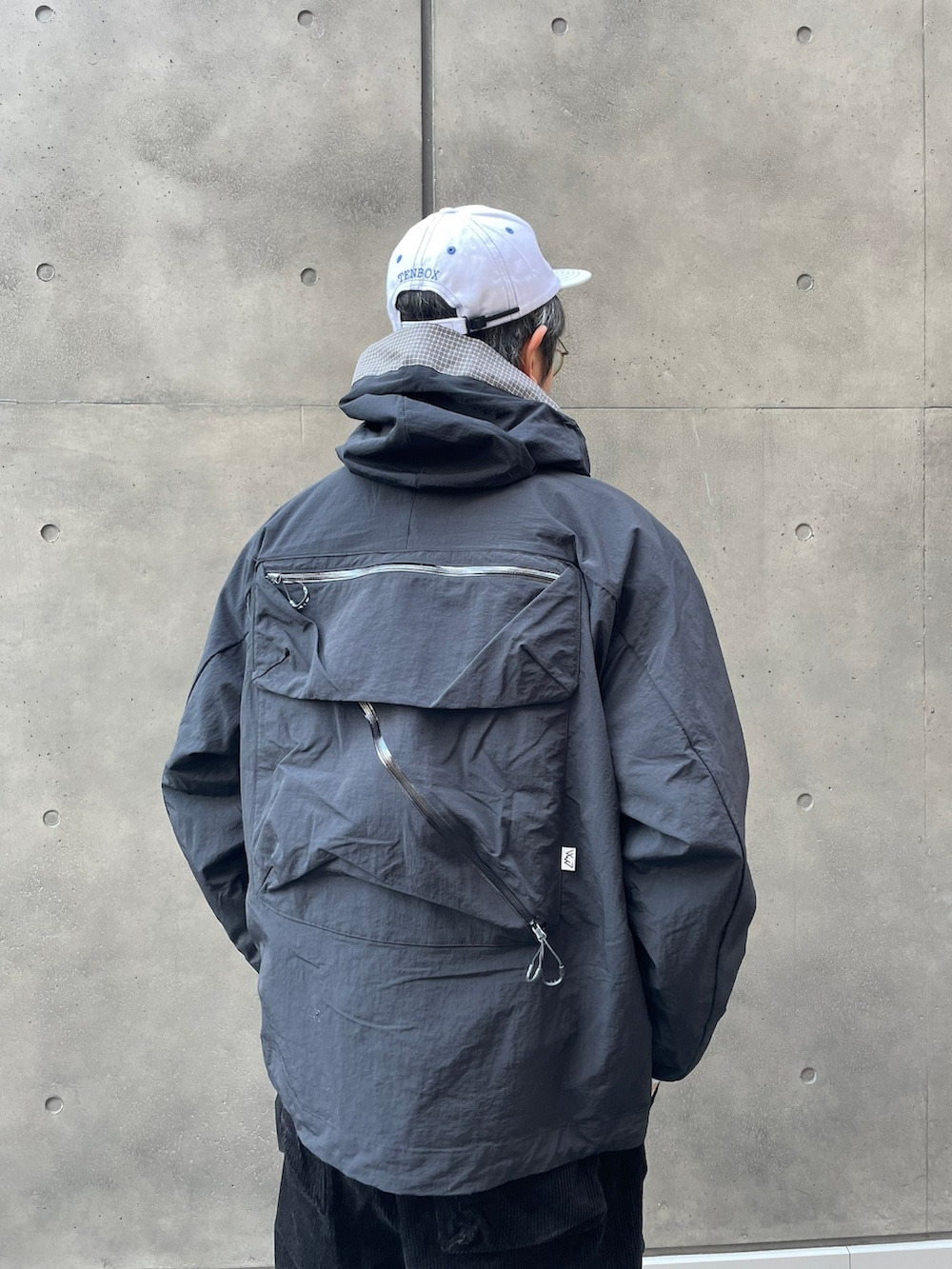 ブラック系のその他パンツ、グレー系のスウェット、ブラック系のマウンテンパーカーを着用したメンズの冬コーディネートの3枚目の写真