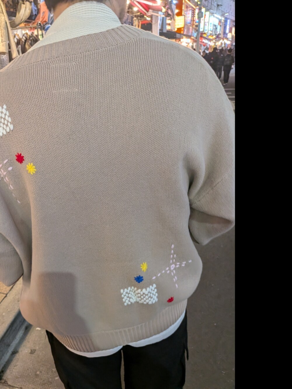 ベージュ系のカーディガン/ボレロ、ブラック系のカーゴパンツを着用したメンズの冬コーディネートの3枚目の写真