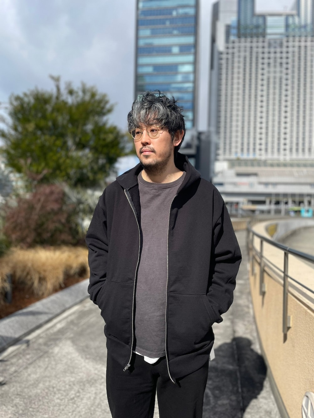 ブラック系のライダースジャケット、グレー系のTシャツ/カットソー、ブラック系のパーカーを着用したメンズの冬コーディネートの3枚目の写真