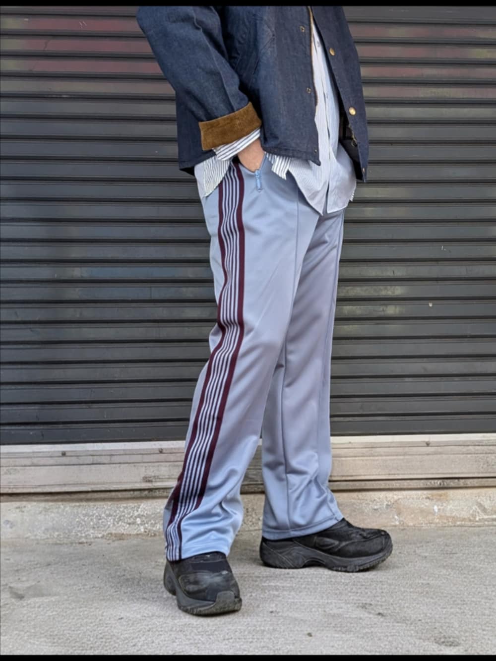 ブルー系のシャツ/ブラウス、その他のデニムジャケットを着用したメンズの春コーディネートの3枚目の写真