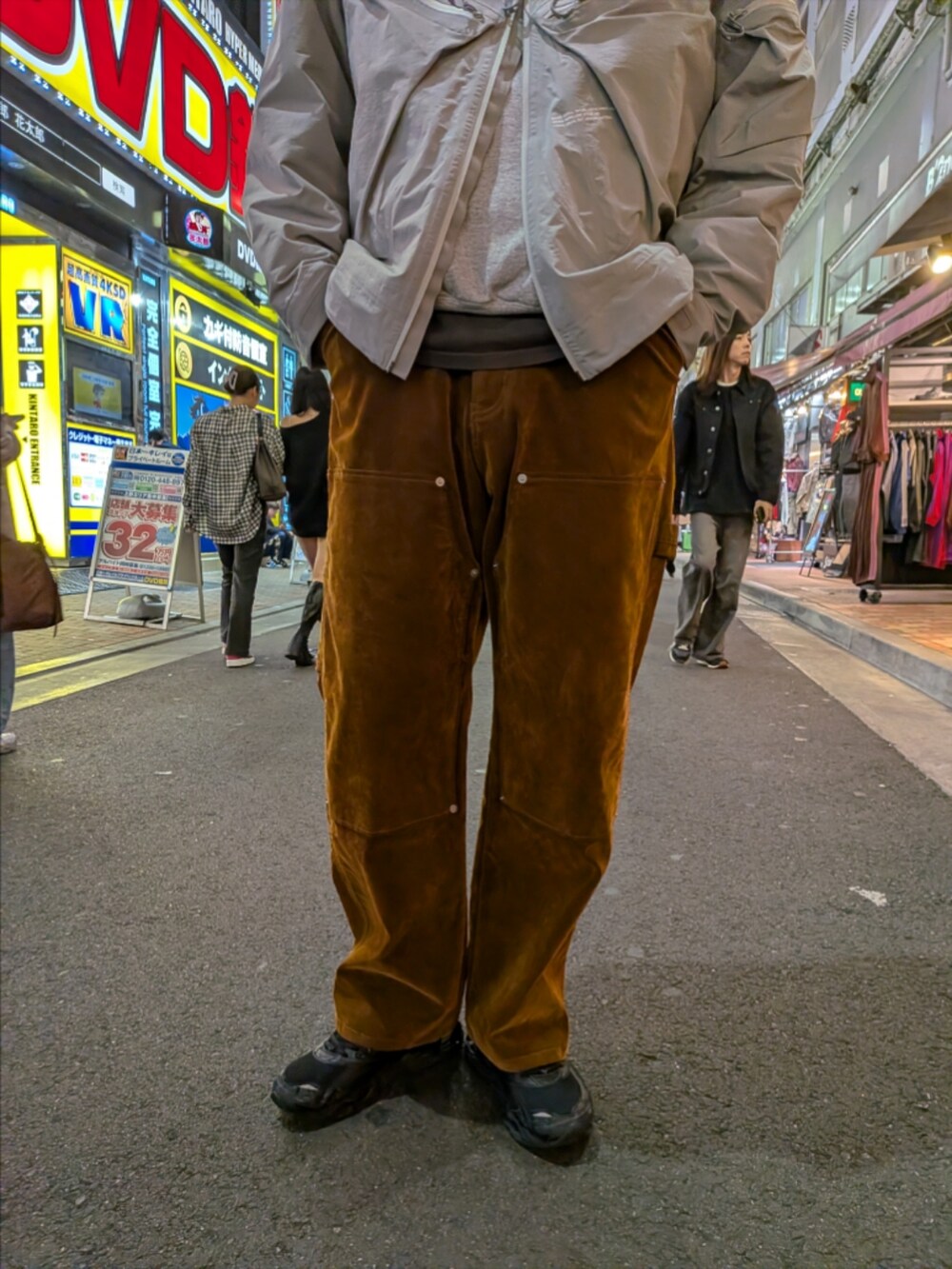 グレー系のマウンテンパーカー、ブラウン系のデニムパンツを着用したメンズの秋コーディネートの3枚目の写真