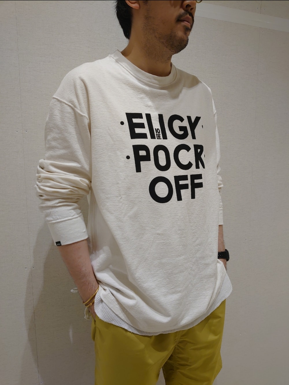 ホワイト系のTシャツ/カットソー、グリーン系のその他パンツ、その他のサンダルを着用したメンズの春コーディネートの2枚目の写真