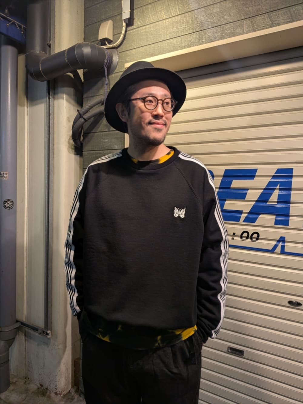 イエロー系のTシャツ/カットソー、ブラック系のデニムパンツを着用したメンズの冬コーディネートの2枚目の写真