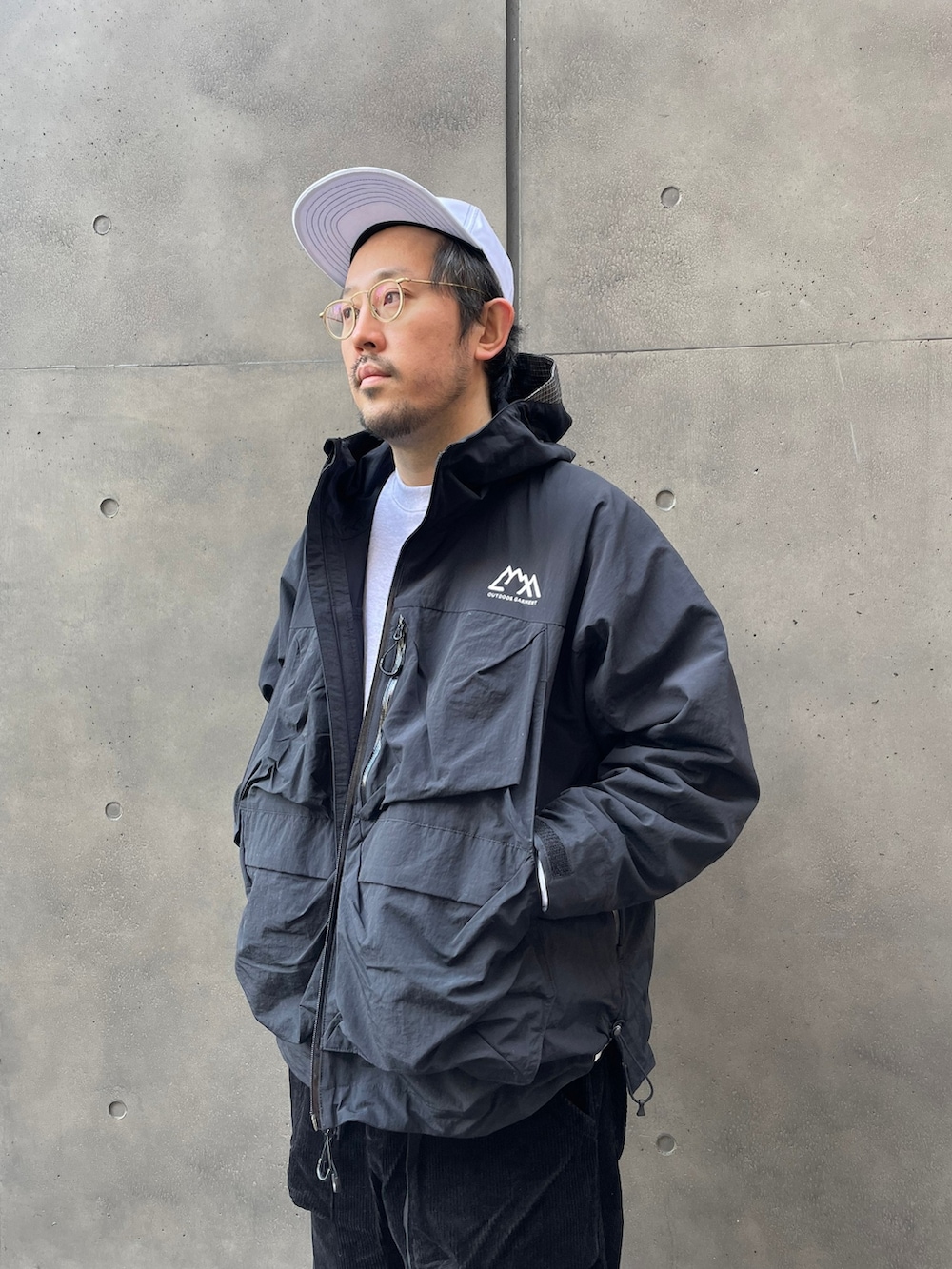 ブラック系のその他パンツ、グレー系のスウェット、ブラック系のマウンテンパーカーを着用したメンズの冬コーディネートの2枚目の写真