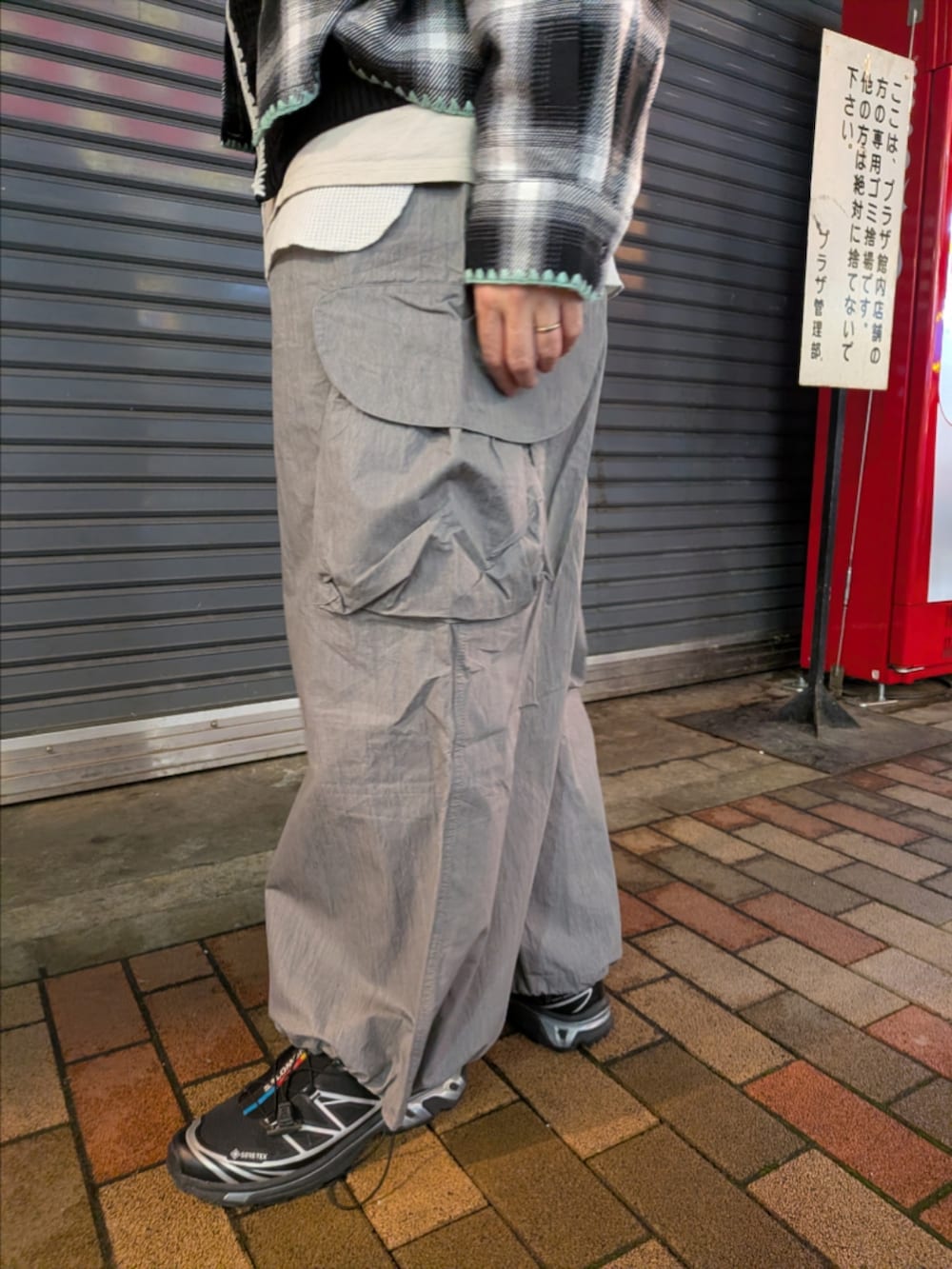 ブラック系のパーカー、ホワイト系のシャツ/ブラウスを着用したメンズの冬コーディネートの4枚目の写真