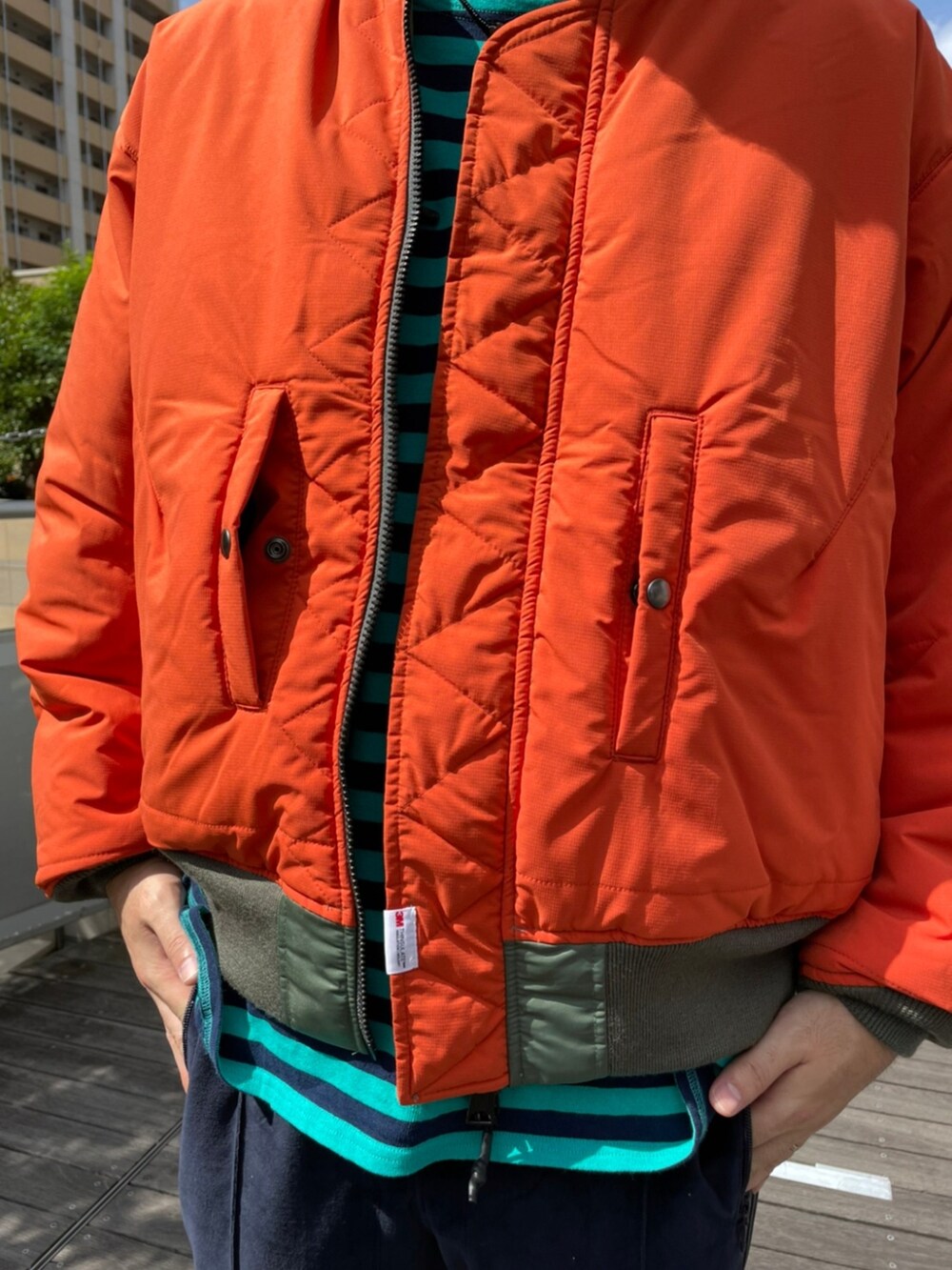 グリーン系のMA-1、ブラウン系のスウェットパンツ、グリーン系のTシャツ/カットソーを着用したメンズの秋コーディネートの4枚目の写真