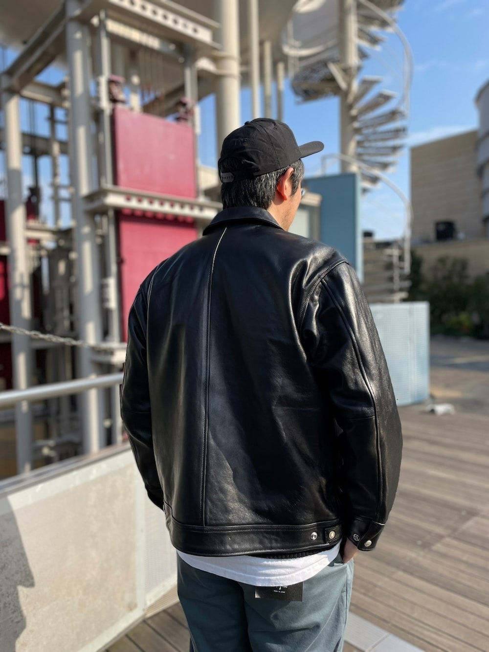 ブラック系のライダースジャケット、ブラック系のモカシン/デッキシューズ、ブラック系のニット/セーターを着用したメンズの冬コーディネートの3枚目の写真