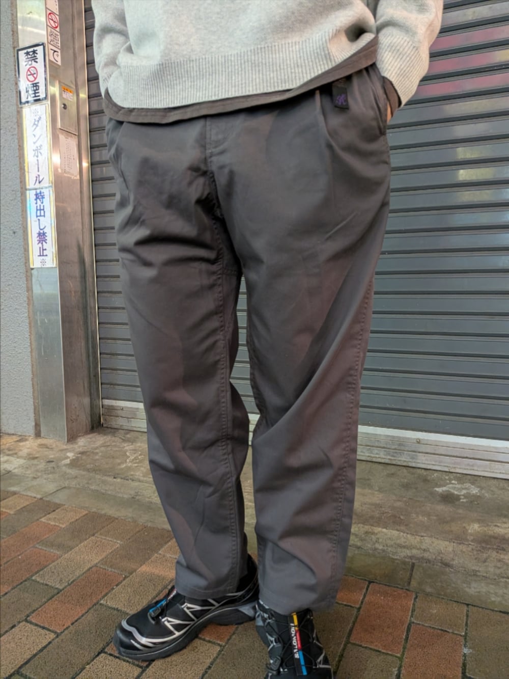 グレー系のスウェット、ブラック系のチノパンツを着用したメンズの秋コーディネートの3枚目の写真