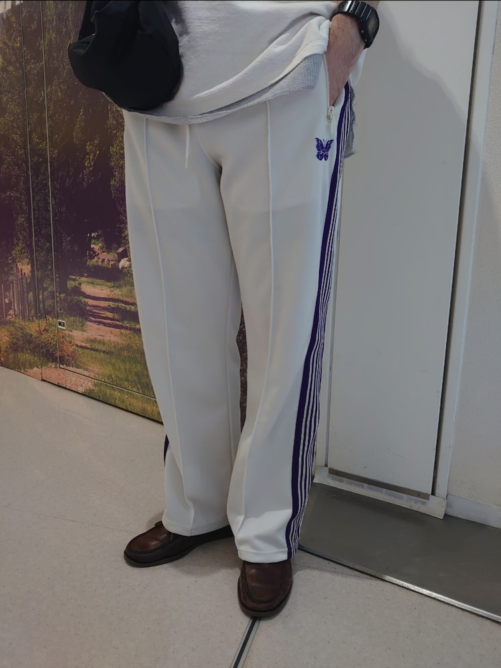 ホワイト系のTシャツ/カットソー、ブラック系のショルダーバッグ、ブラック系のショルダーバッグを着用したメンズの夏コーディネートの4枚目の写真