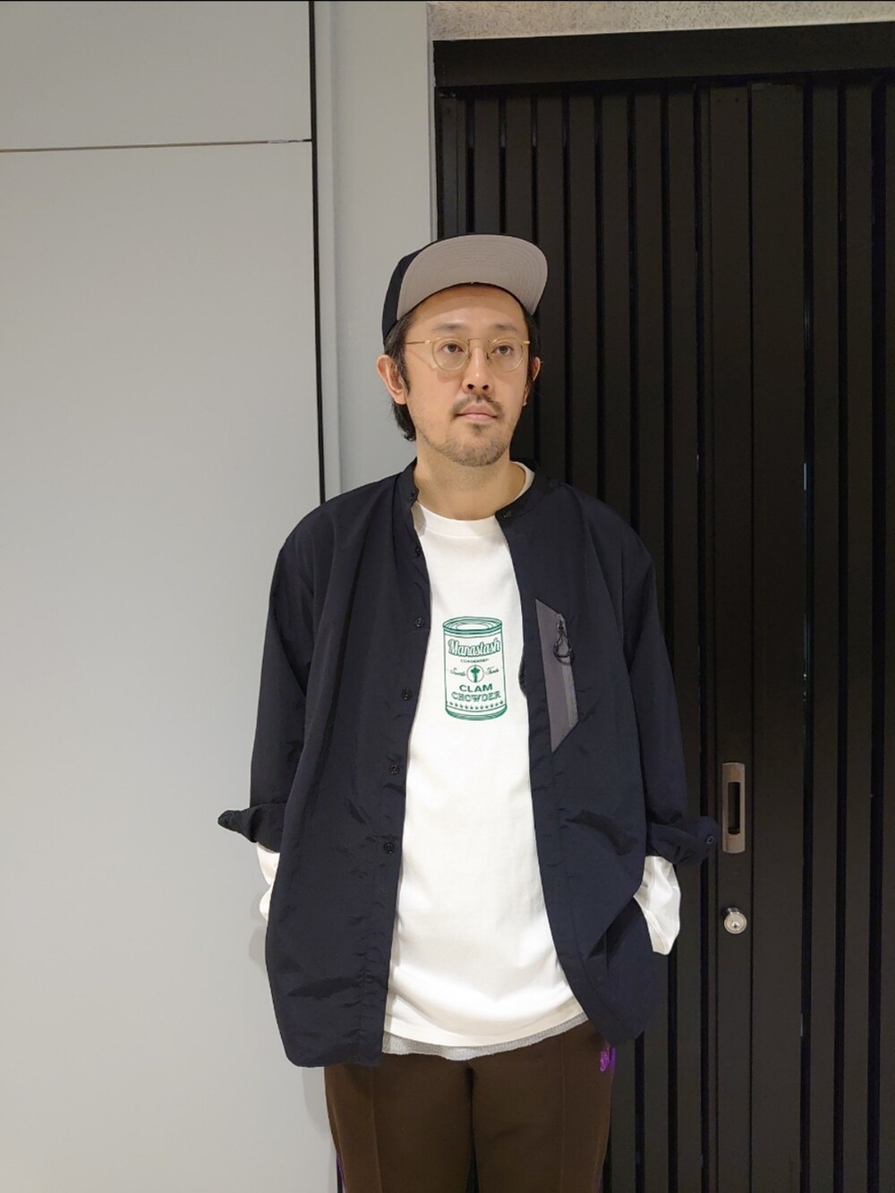 ブラック系のシャツ/ブラウス、ホワイト系のTシャツ/カットソー、ブルー系のキャップを着用したメンズの夏コーディネートの3枚目の写真
