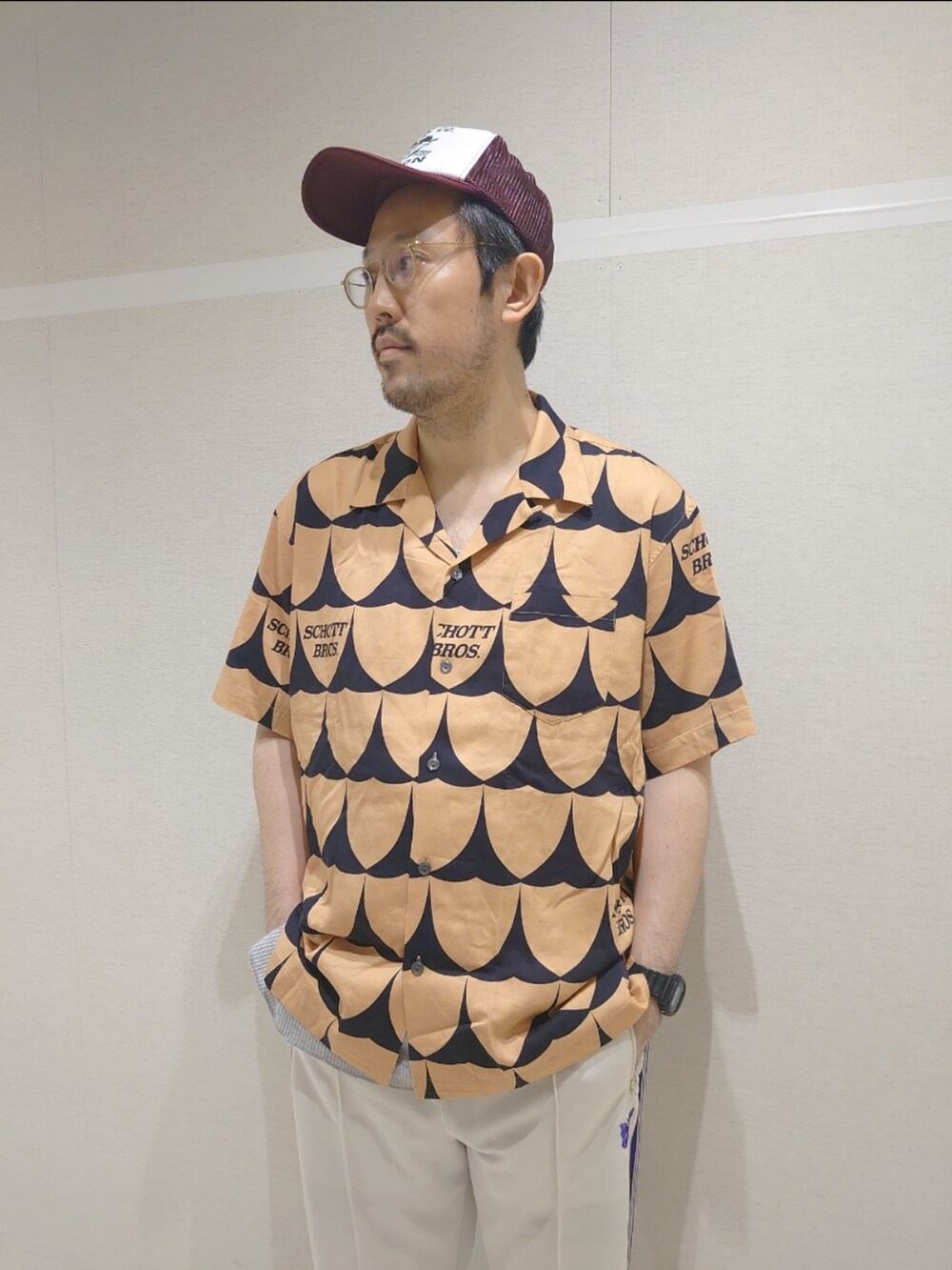 ブラック系のサンダル、ブラック系のサンダル、ゴールド系のシャツ/ブラウスを着用したメンズの春コーディネートの2枚目の写真