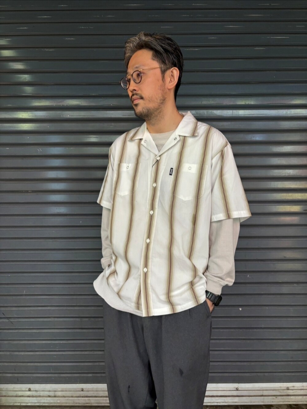 ホワイト系のシャツ/ブラウス、グレー系のその他パンツを着用したメンズの春コーディネートの2枚目の写真