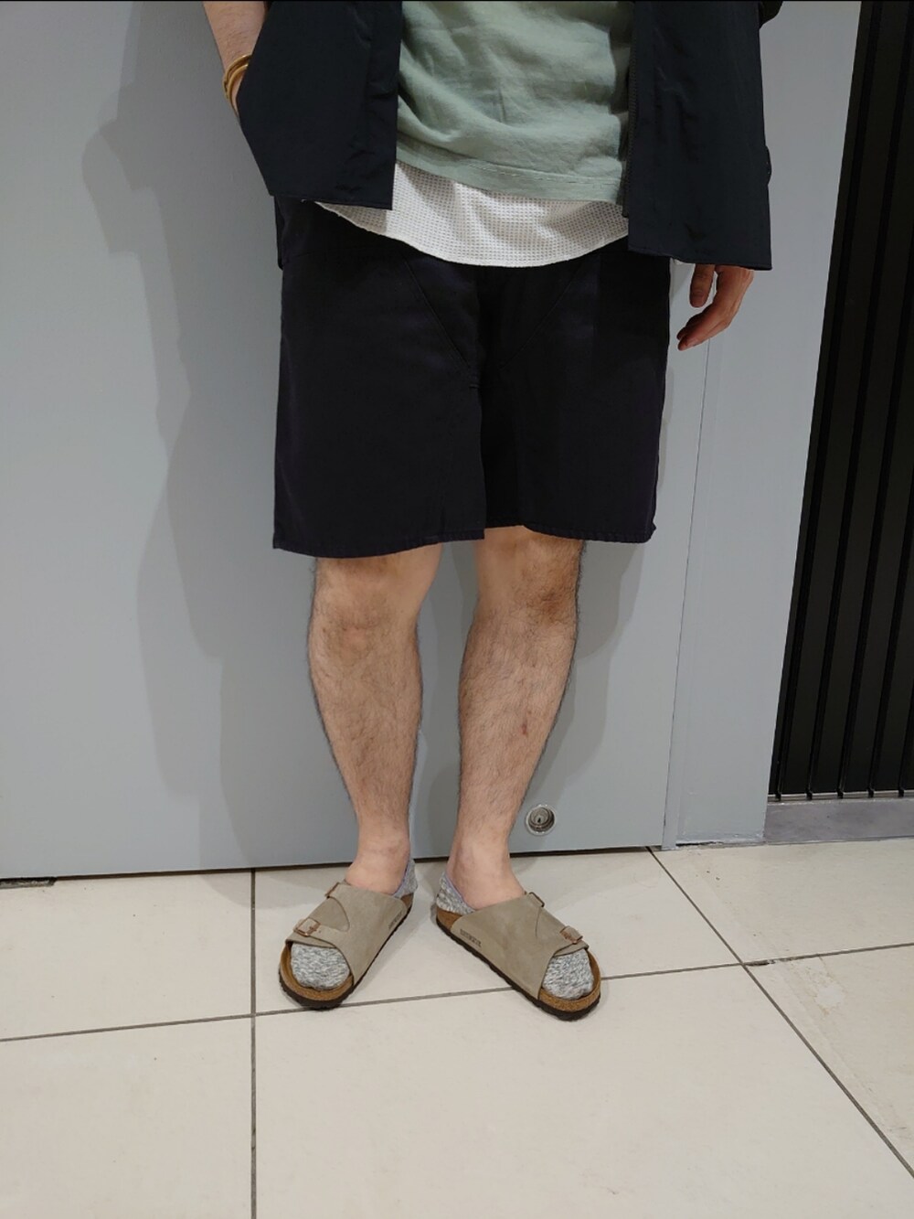 ベージュ系のサンダル、ブラック系のシャツ/ブラウス、ブラック系のその他パンツを着用したメンズの夏コーディネートの3枚目の写真