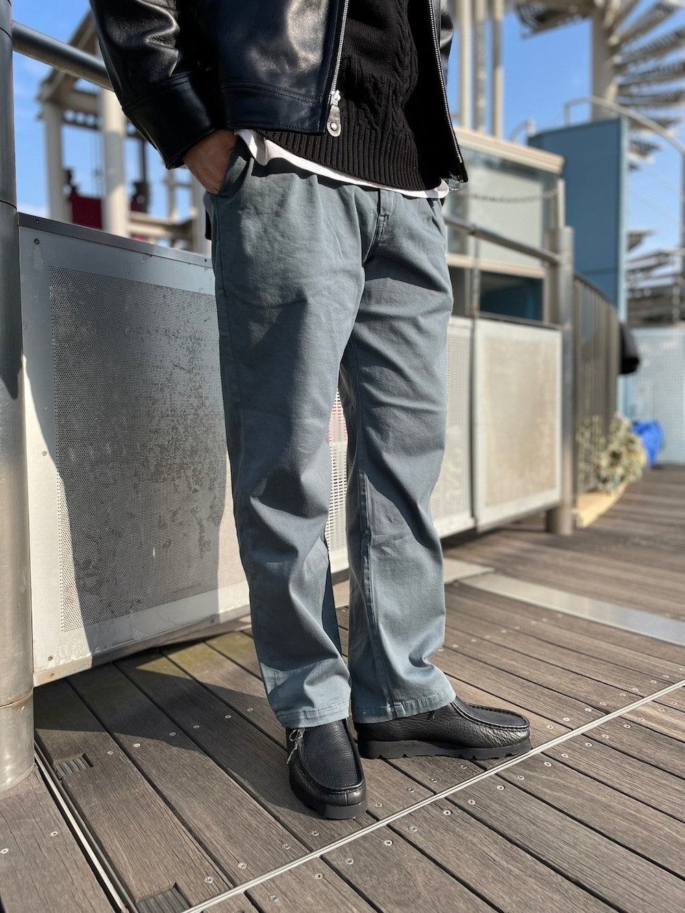 ブラック系のライダースジャケット、ブラック系のモカシン/デッキシューズ、ブラック系のニット/セーターを着用したメンズの冬コーディネートの5枚目の写真