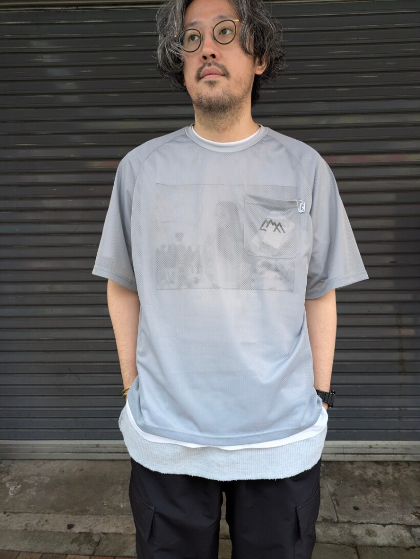 グレー系のTシャツ/カットソー、ブラック系のカーゴパンツを着用したメンズの夏コーディネートの2枚目の写真