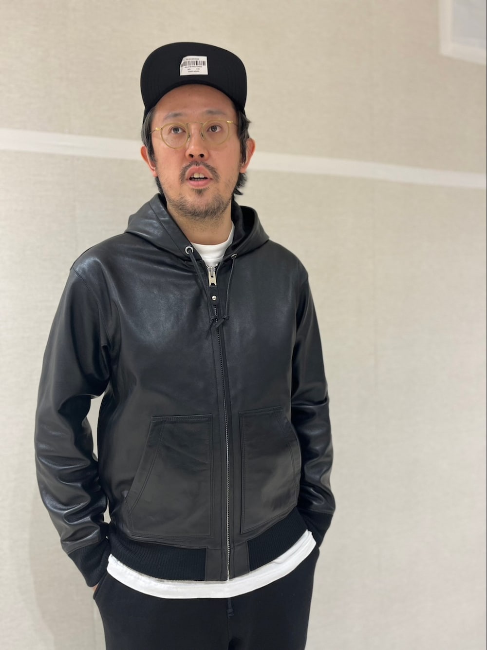 ブラック系のスウェットパンツ、ブラック系のスニーカー、ホワイト系のTシャツ/カットソーを着用したメンズの冬コーディネートの2枚目の写真