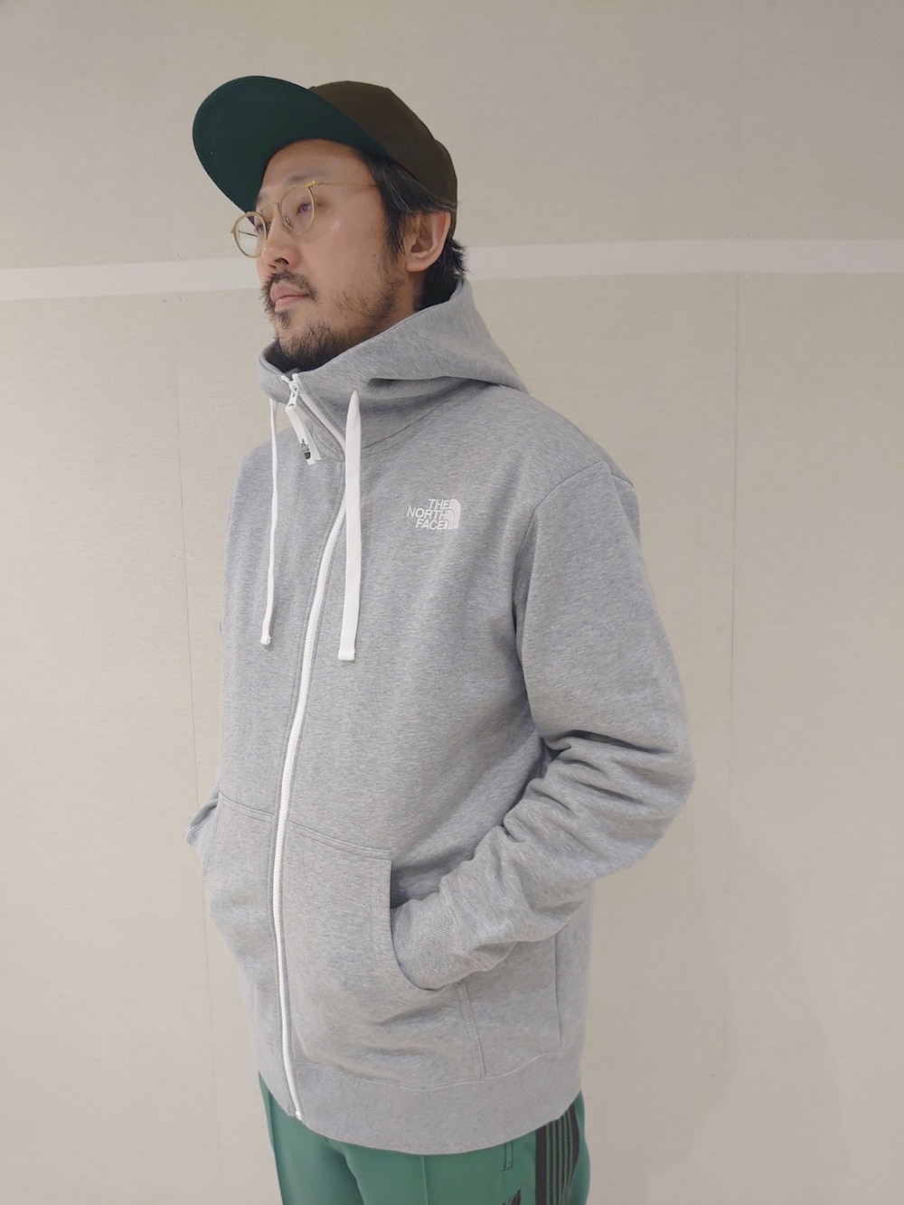 ブラック系のスニーカー、ホワイト系のTシャツ/カットソー、グレー系のパーカーを着用したメンズの冬コーディネートの2枚目の写真