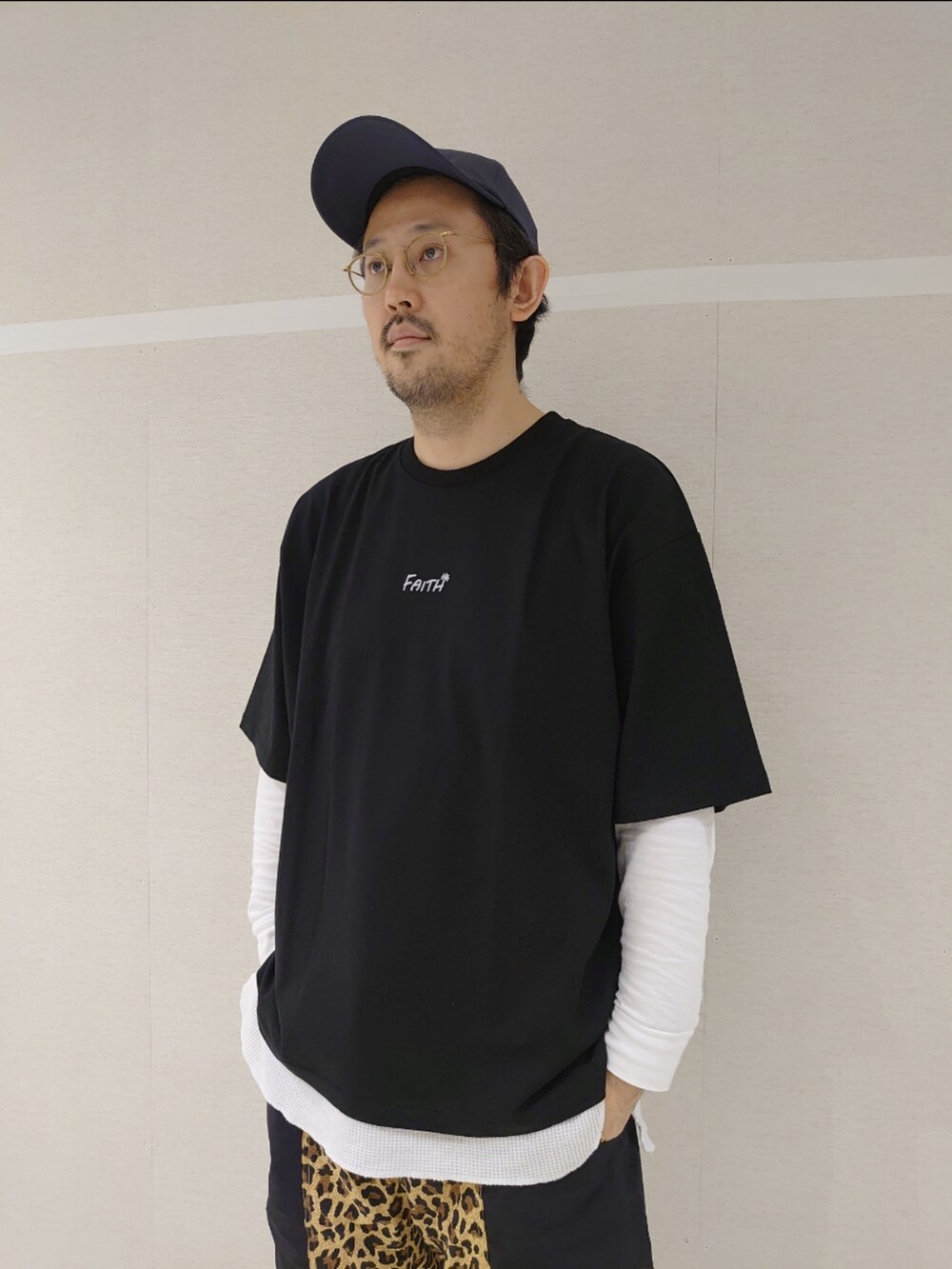 イエロー系のその他パンツ、ブラック系のTシャツ/カットソー、ブラック系のモカシン/デッキシューズを着用したメンズの春コーディネートの2枚目の写真