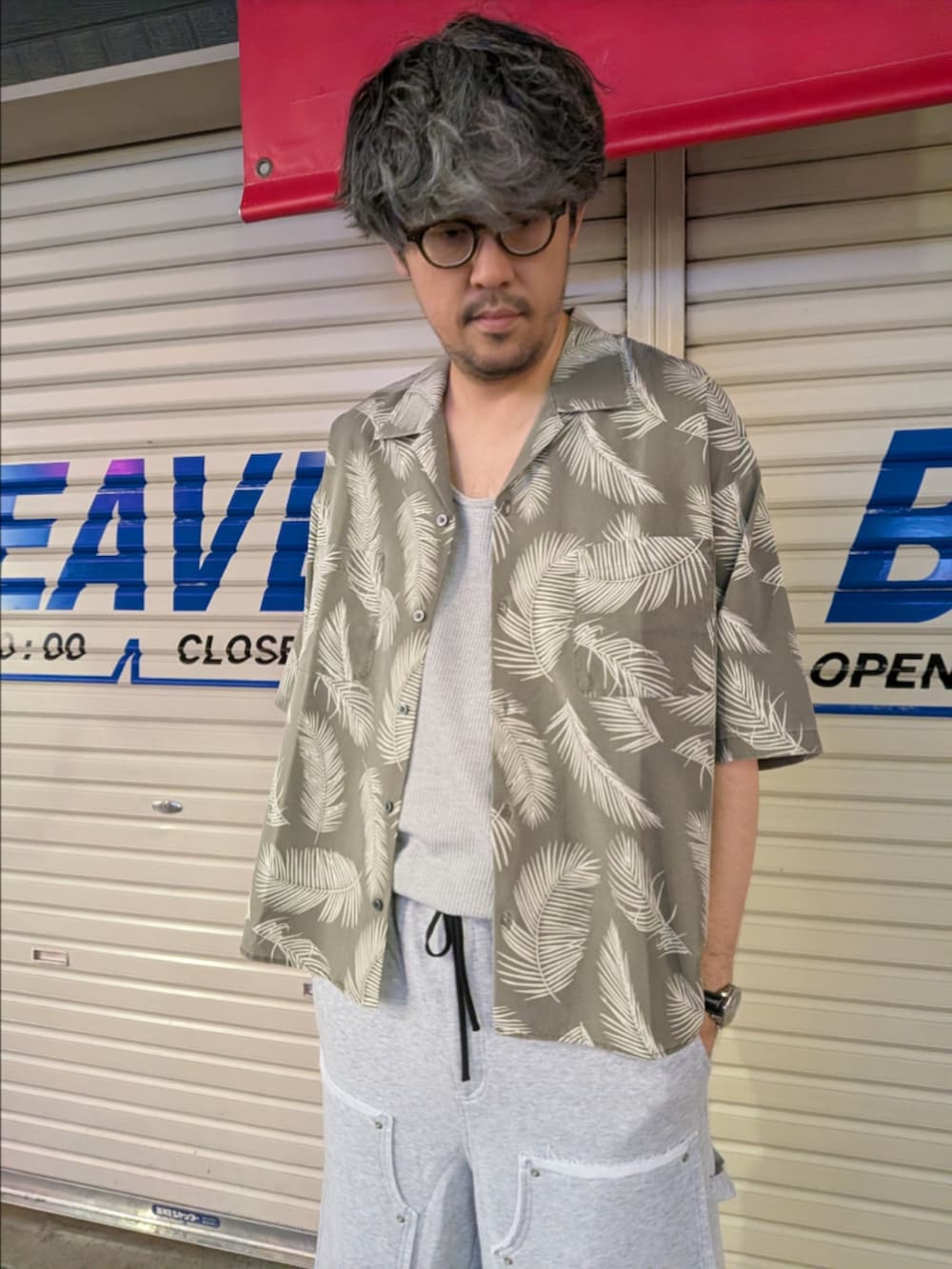 ブラック系のシャツ/ブラウス、グレー系のその他パンツ、ブラック系のサンダルを着用したメンズの夏コーディネートの2枚目の写真