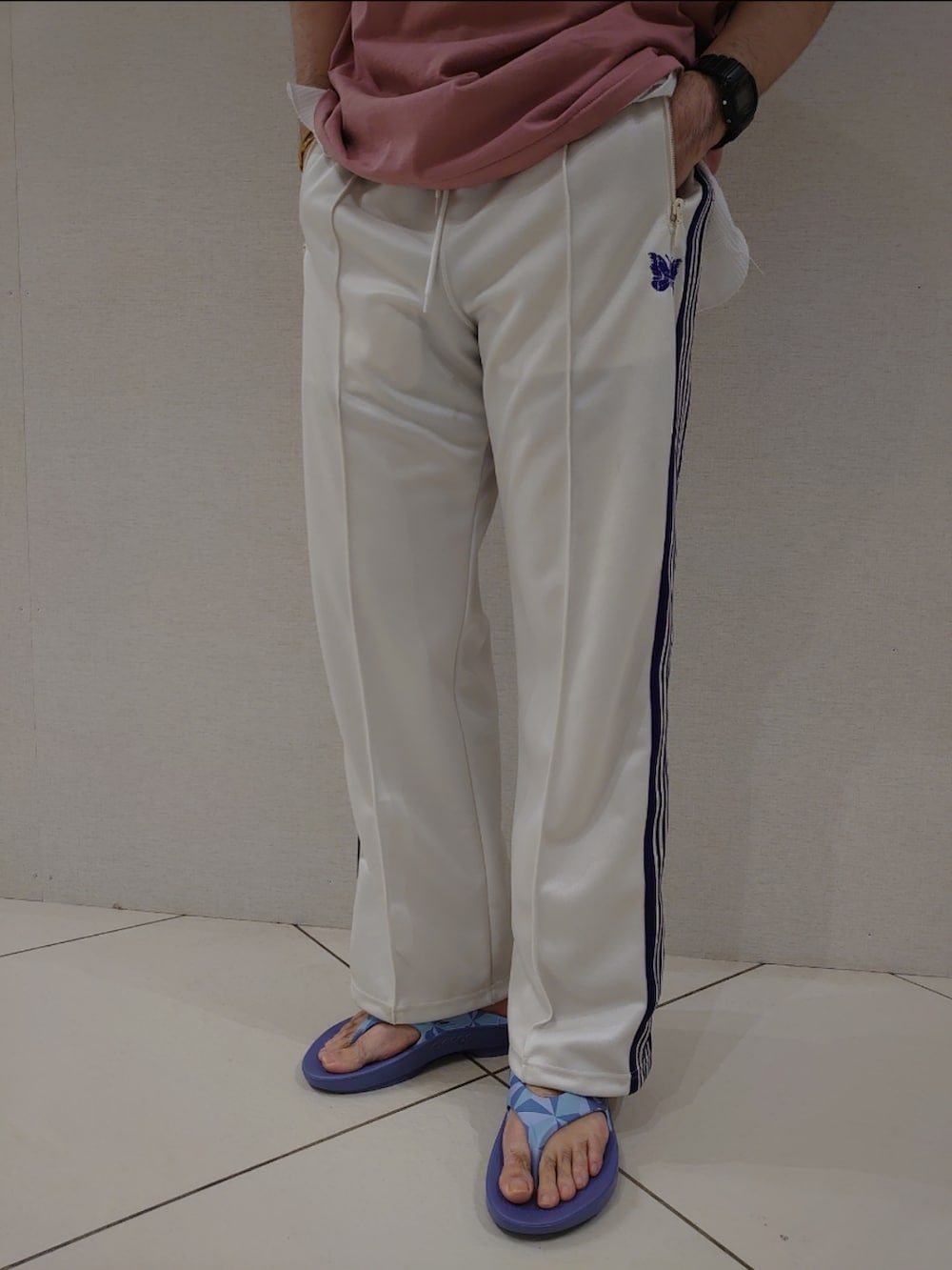 その他のサンダル、ピンク系のTシャツ/カットソーを着用したメンズの春コーディネートの3枚目の写真