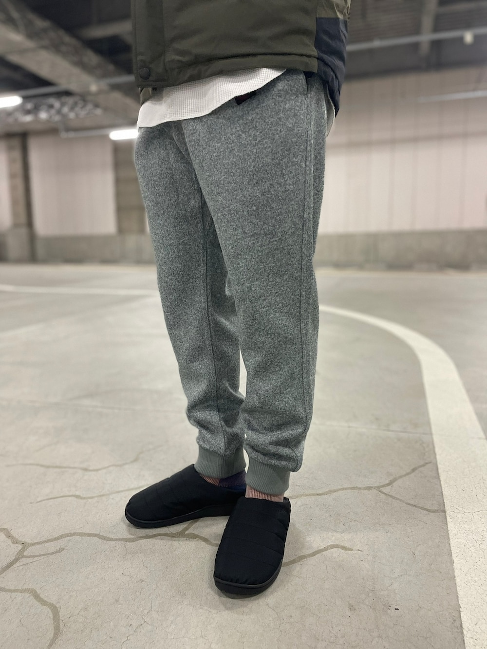 グレー系のTシャツ/カットソー、グレー系のスウェットパンツ、グレー系のスウェットパンツを着用したメンズの冬コーディネートの3枚目の写真