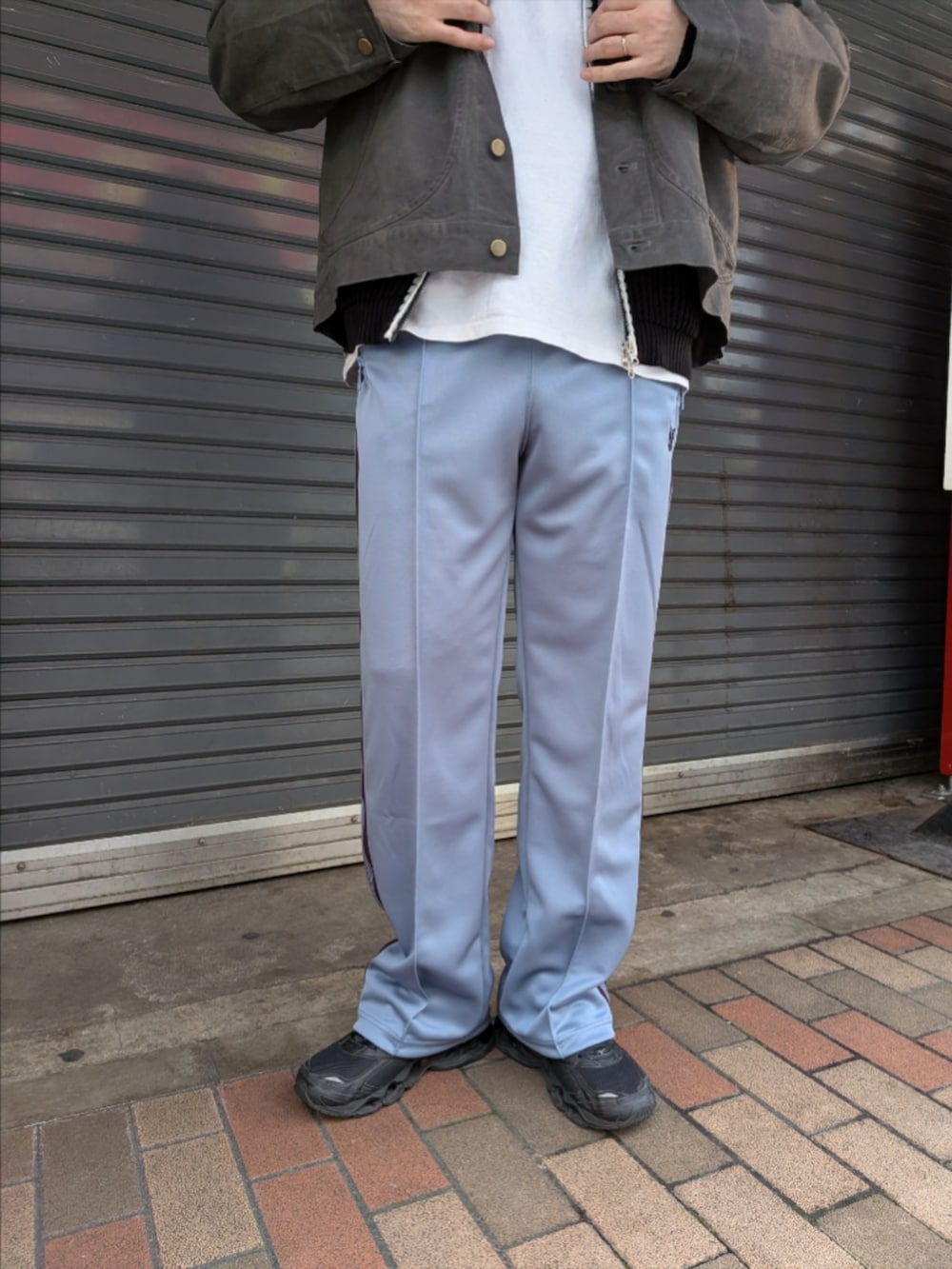 ブラック系のパーカー、ブラック系のブルゾンを着用したメンズの春コーディネートの4枚目の写真