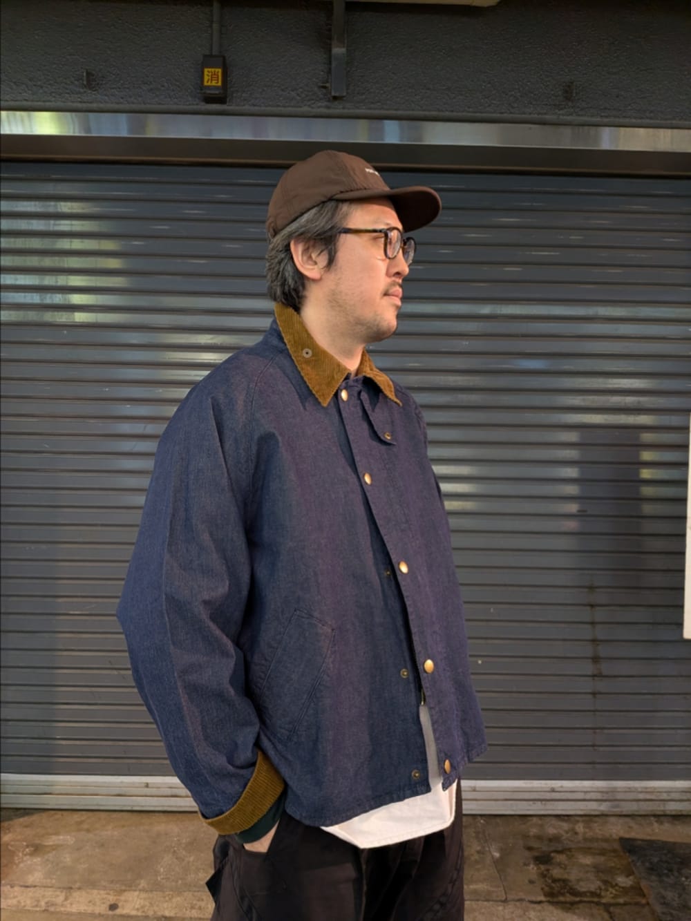 その他のデニムジャケットを着用したメンズの春コーディネートの2枚目の写真