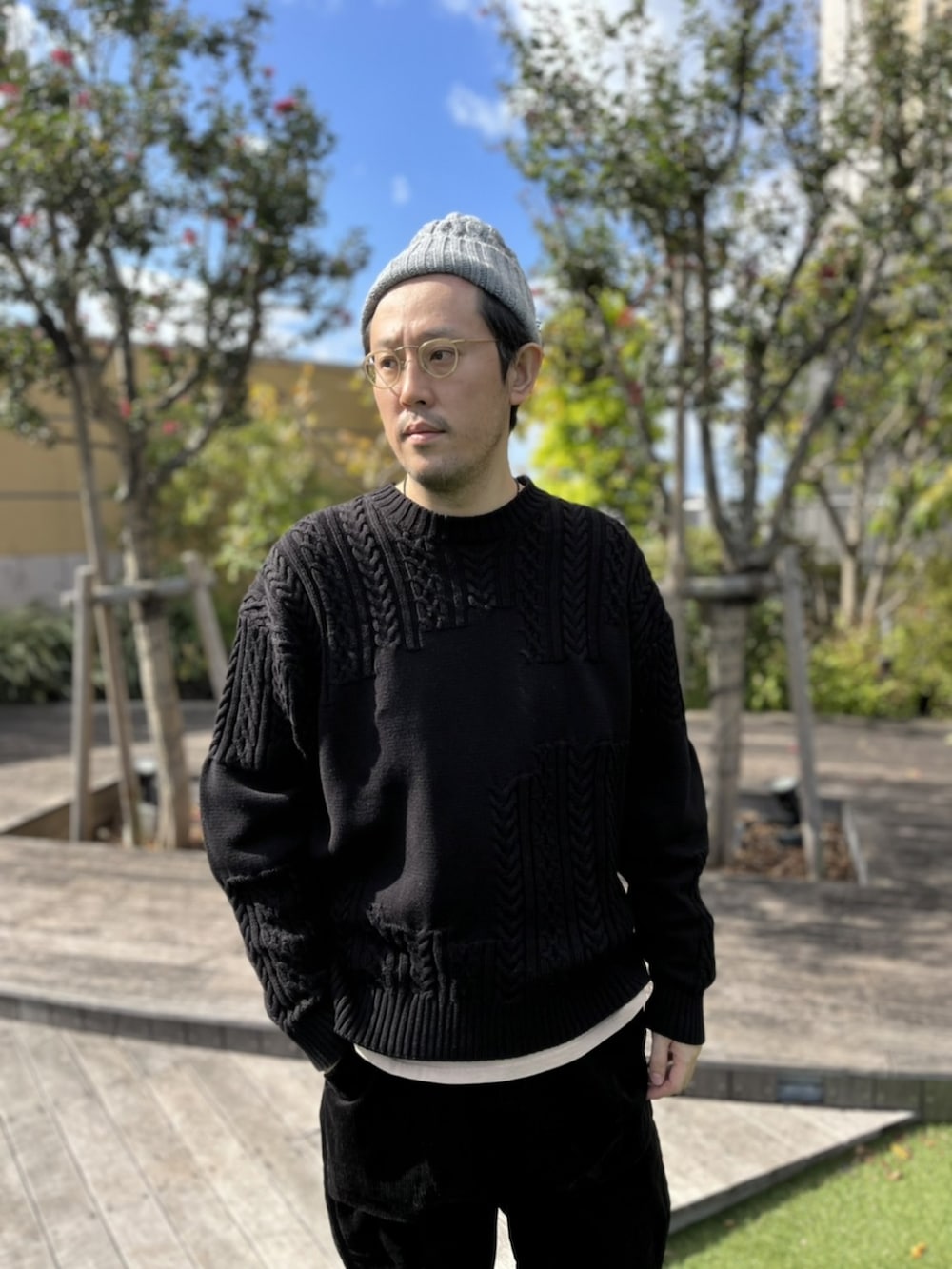 ブラック系のその他パンツ、ブルー系のスニーカー、グリーン系のMA-1を着用したメンズの秋コーディネートの4枚目の写真