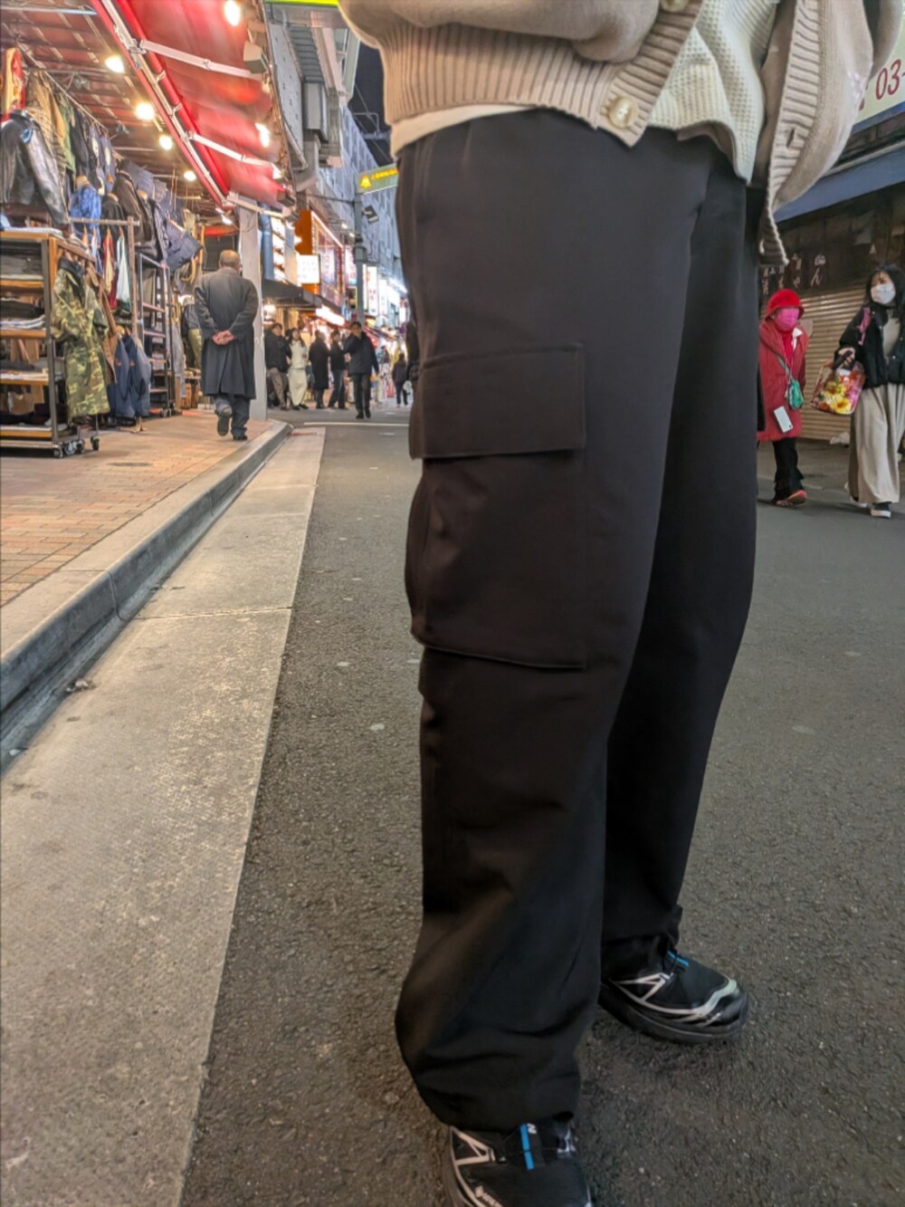 ベージュ系のカーディガン/ボレロ、ブラック系のカーゴパンツを着用したメンズの冬コーディネートの4枚目の写真