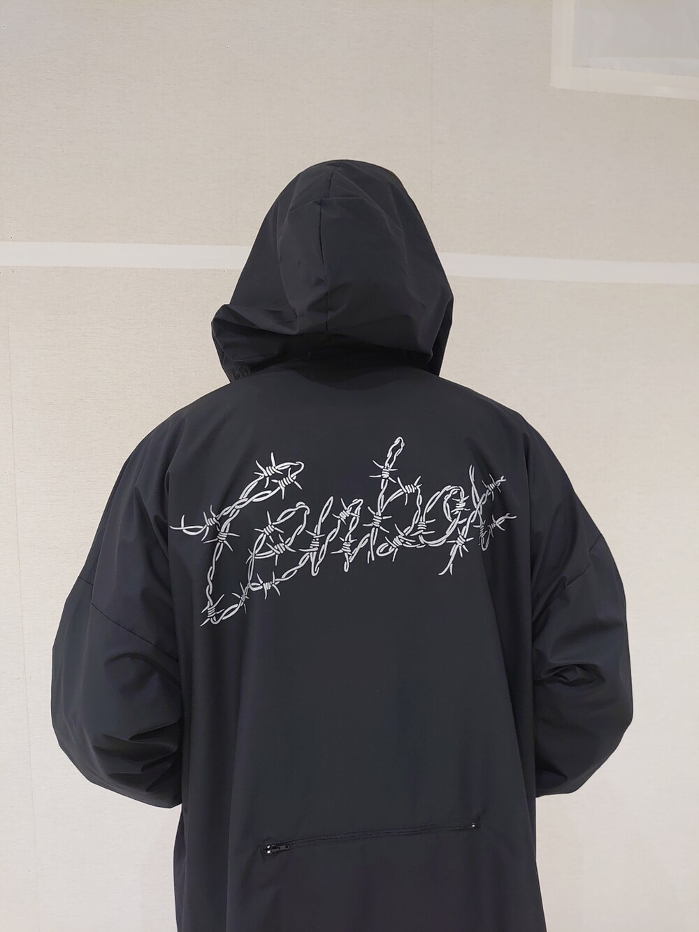 パープル系のスウェットパンツ、ブラック系のTシャツ/カットソー、ブラック系のサンダルを着用したメンズの春コーディネートの3枚目の写真