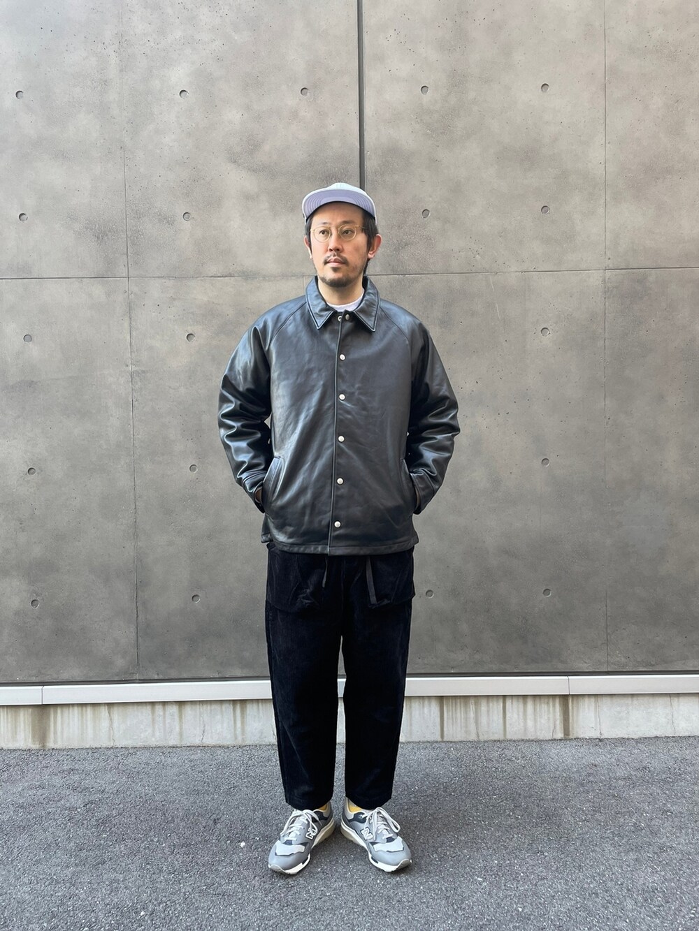 ブラック系のその他パンツ、ブラック系のライダースジャケット、ブラック系のライダースジャケットを着用したメンズの冬コーディネートの4枚目の写真