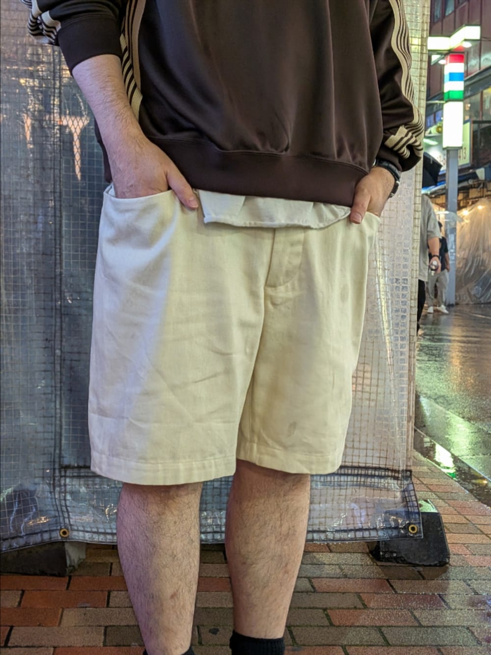 ホワイト系のその他パンツを着用したメンズの夏コーディネートの2枚目の写真