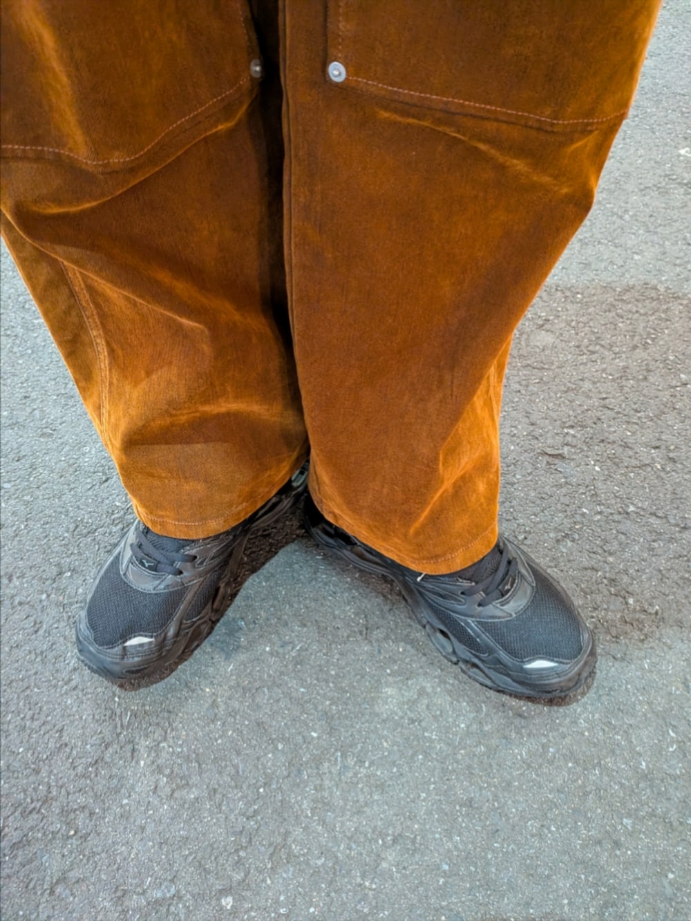 グレー系のマウンテンパーカー、ブラウン系のデニムパンツを着用したメンズの秋コーディネートの4枚目の写真