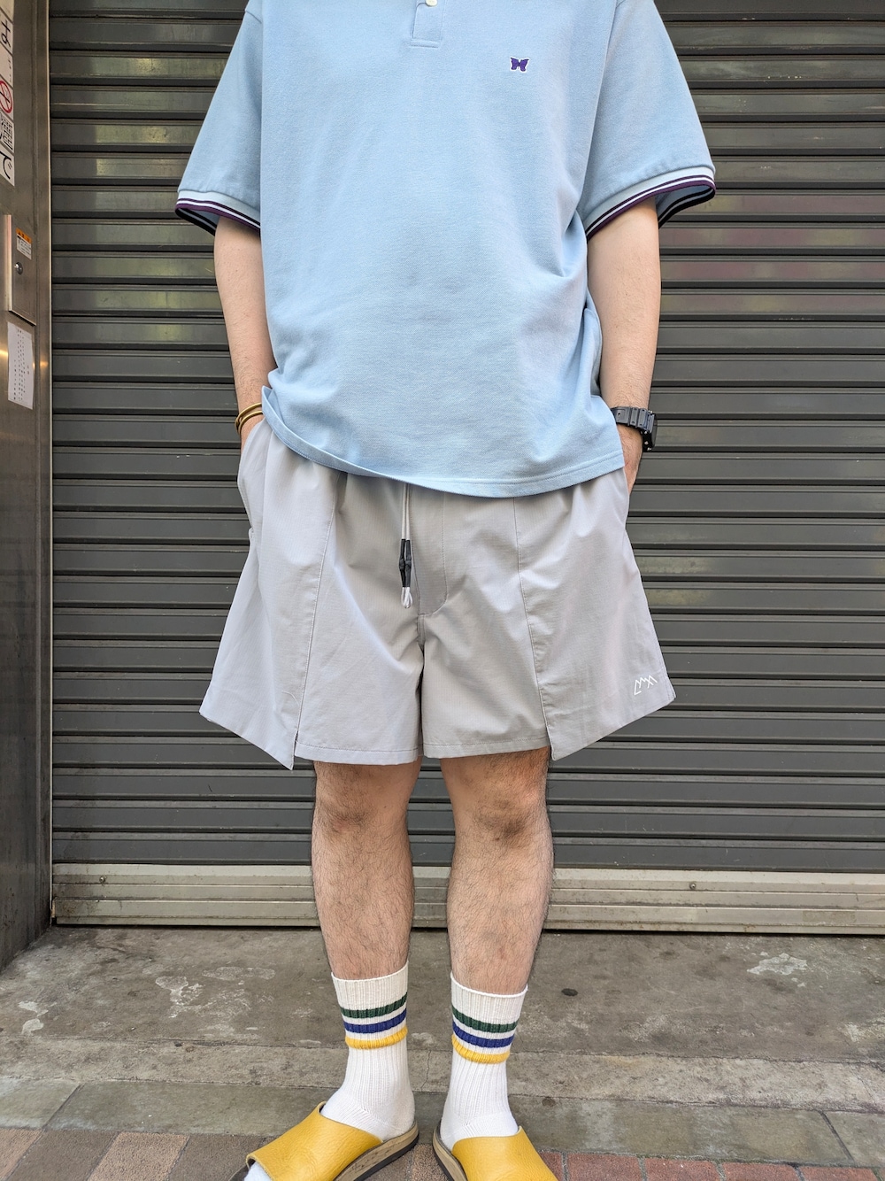 グレー系のその他パンツを着用したメンズの夏コーディネートの3枚目の写真