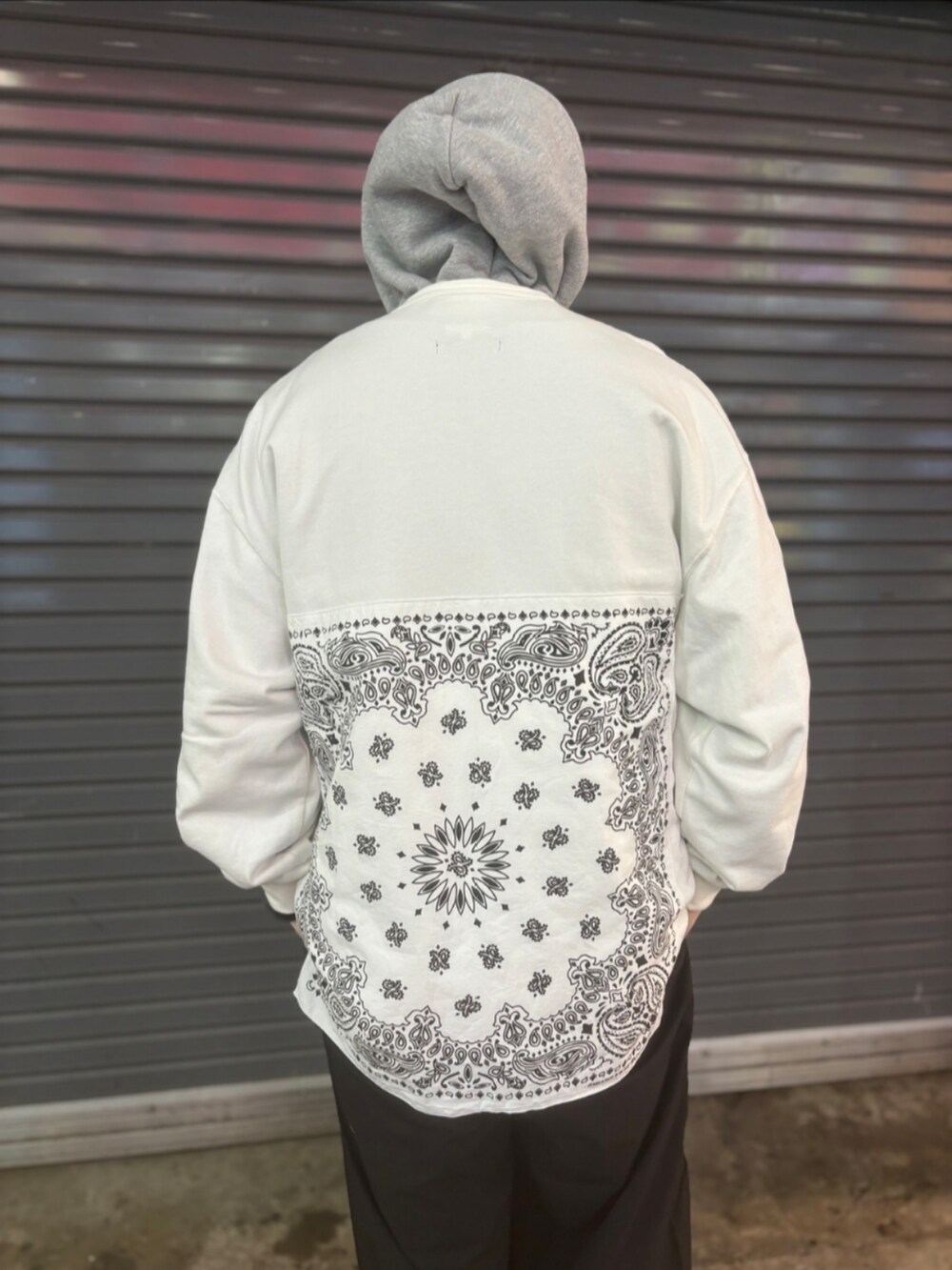 ブラック系のその他パンツ、ブラック系のテーラードジャケットを着用したメンズの春コーディネートの4枚目の写真