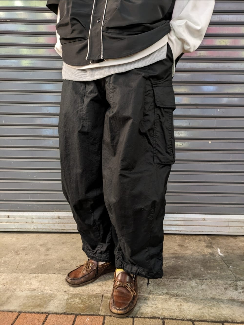 ブラック系のシャツ/ブラウス、ブラック系のキャップを着用したメンズの春コーディネートの3枚目の写真