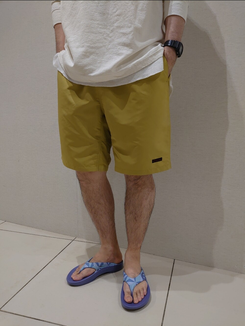 ホワイト系のTシャツ/カットソー、グリーン系のその他パンツ、その他のサンダルを着用したメンズの春コーディネートの3枚目の写真