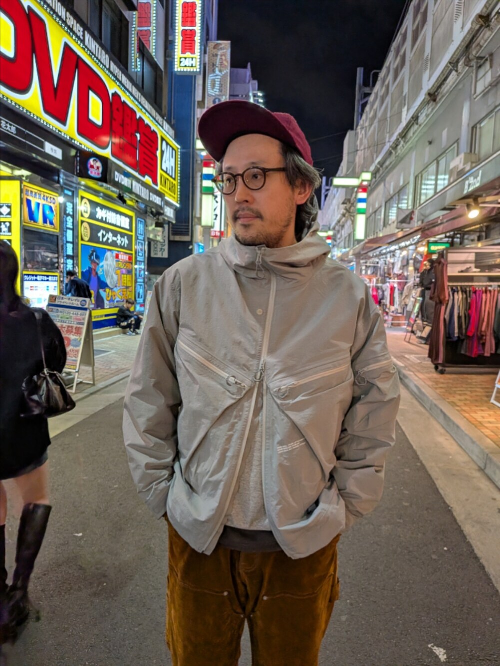 グレー系のマウンテンパーカー、ブラウン系のデニムパンツを着用したメンズの秋コーディネートの2枚目の写真